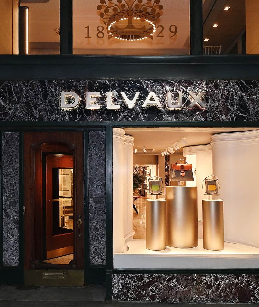 デルボーのインスタグラム：「It is our pleasure to welcome you. ⁣ ⁣ Visit one of Delvaux’s global boutiques to discover the artistry and savoir-faire that define our collections and find exceptional gifts for everyone on your list. Including yourself.⁣ ⁣ #Delvaux.」