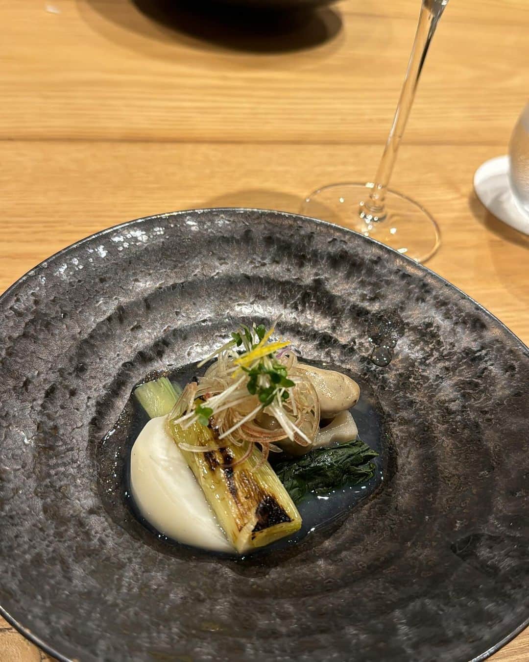 大森美知さんのインスタグラム写真 - (大森美知Instagram)「🦀🫧🍶🦪🥂 沖縄で唯一の蟹専門店 妊娠中から楽しみにしてた場所。 @echizen_naha  妊婦の生物NG解禁して 毎日 子育て、家事、仕事に追われて ゆっくりした食事が出来てなかったな。  そいえば家族でゆっくりな外食お初！ 旦那、息子と3ショットのリクエストが多かったから 載せときます。  広い個室で生蟹が沖縄で食べれるとは。 次は子供あずけてカウンターで食べたい！ 堪能できて蟹の余韻がすごい 🦀💗💖💘💝  #越前がに#沖縄#蟹 #グルメ#高級和食#蟹料理」12月13日 16時03分 - michi_oomori_official