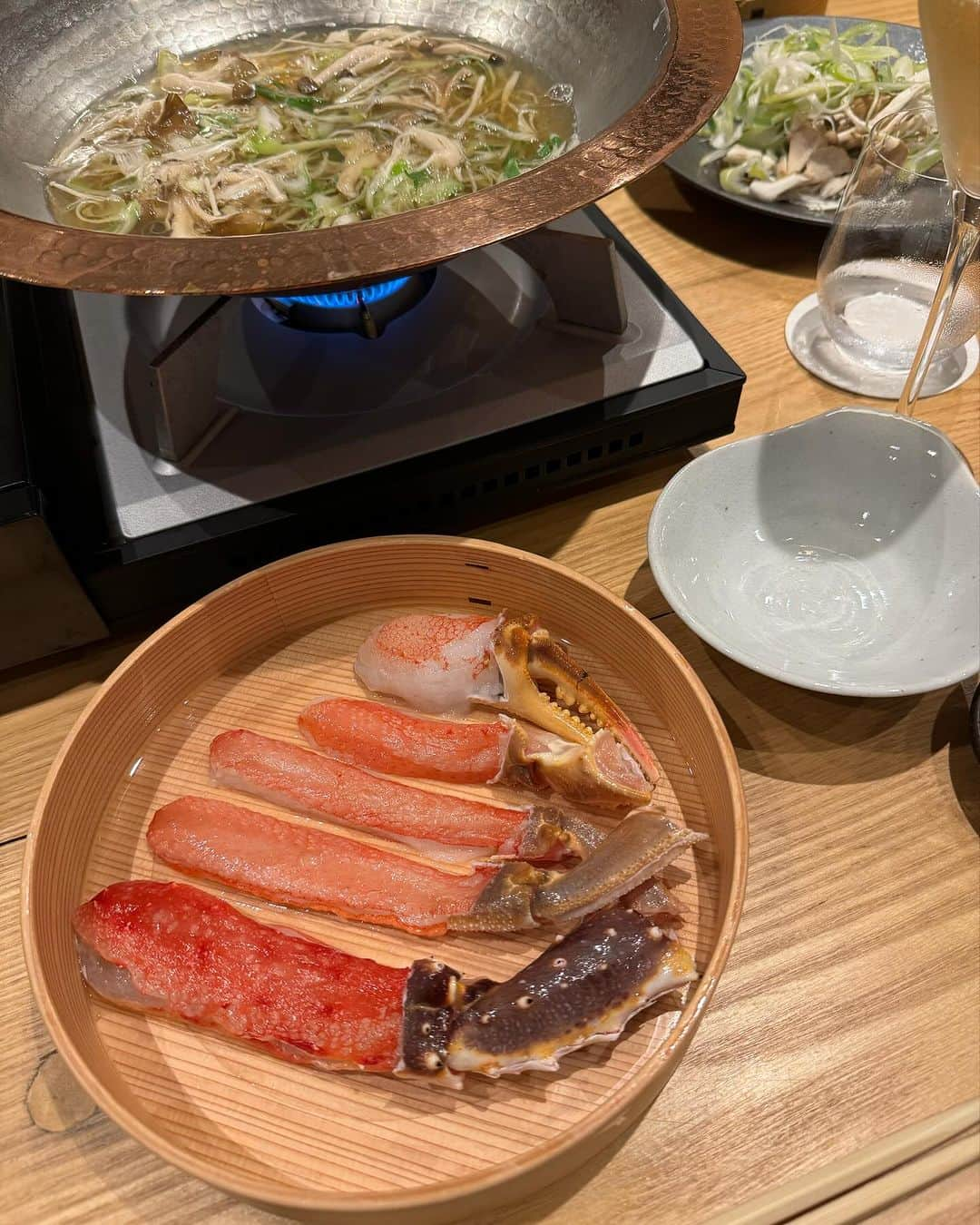 大森美知さんのインスタグラム写真 - (大森美知Instagram)「🦀🫧🍶🦪🥂 沖縄で唯一の蟹専門店 妊娠中から楽しみにしてた場所。 @echizen_naha  妊婦の生物NG解禁して 毎日 子育て、家事、仕事に追われて ゆっくりした食事が出来てなかったな。  そいえば家族でゆっくりな外食お初！ 旦那、息子と3ショットのリクエストが多かったから 載せときます。  広い個室で生蟹が沖縄で食べれるとは。 次は子供あずけてカウンターで食べたい！ 堪能できて蟹の余韻がすごい 🦀💗💖💘💝  #越前がに#沖縄#蟹 #グルメ#高級和食#蟹料理」12月13日 16時03分 - michi_oomori_official