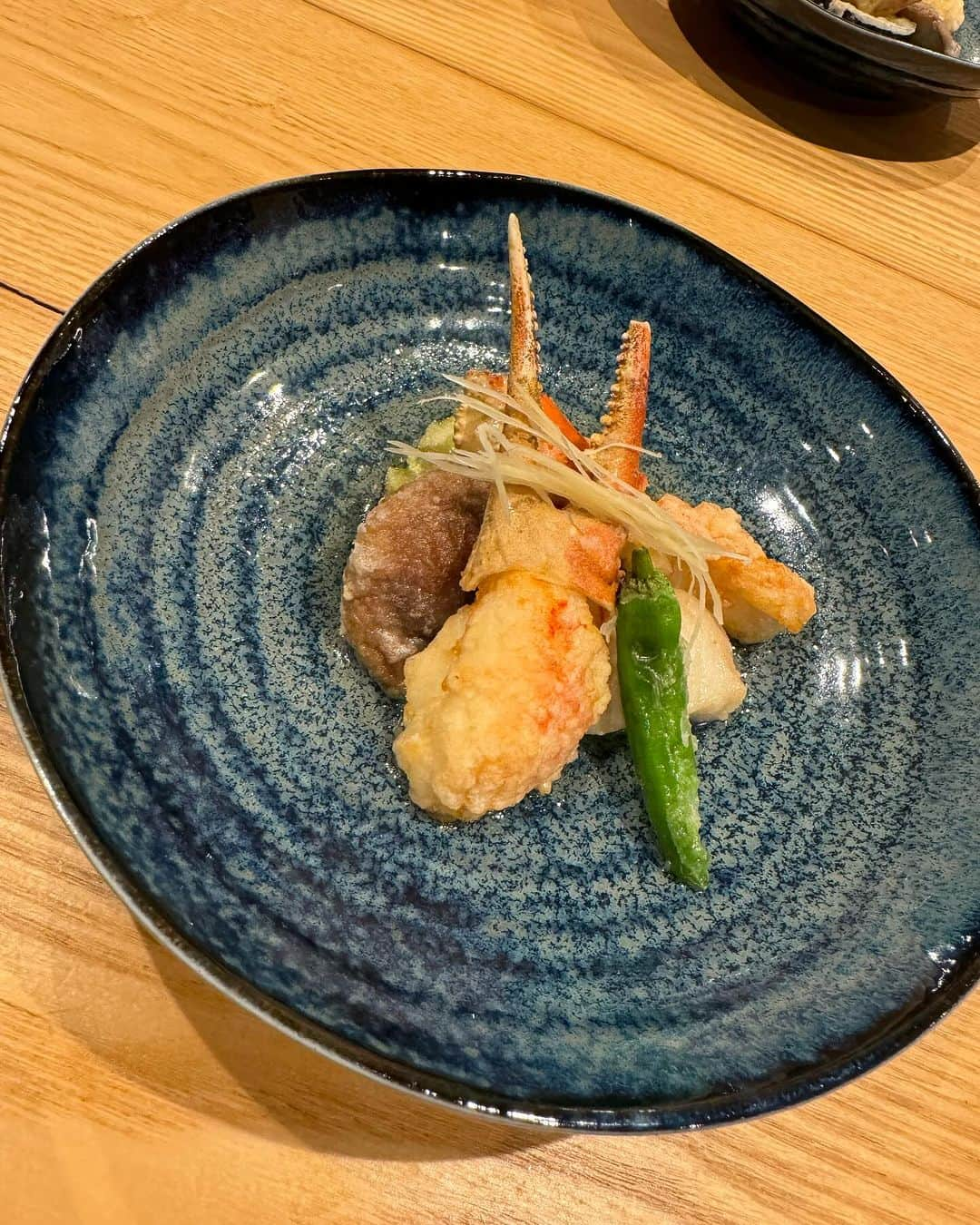 大森美知さんのインスタグラム写真 - (大森美知Instagram)「🦀🫧🍶🦪🥂 沖縄で唯一の蟹専門店 妊娠中から楽しみにしてた場所。 @echizen_naha  妊婦の生物NG解禁して 毎日 子育て、家事、仕事に追われて ゆっくりした食事が出来てなかったな。  そいえば家族でゆっくりな外食お初！ 旦那、息子と3ショットのリクエストが多かったから 載せときます。  広い個室で生蟹が沖縄で食べれるとは。 次は子供あずけてカウンターで食べたい！ 堪能できて蟹の余韻がすごい 🦀💗💖💘💝  #越前がに#沖縄#蟹 #グルメ#高級和食#蟹料理」12月13日 16時03分 - michi_oomori_official