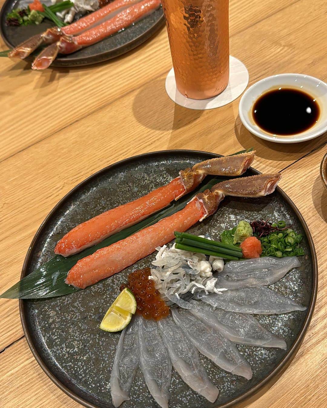 大森美知さんのインスタグラム写真 - (大森美知Instagram)「🦀🫧🍶🦪🥂 沖縄で唯一の蟹専門店 妊娠中から楽しみにしてた場所。 @echizen_naha  妊婦の生物NG解禁して 毎日 子育て、家事、仕事に追われて ゆっくりした食事が出来てなかったな。  そいえば家族でゆっくりな外食お初！ 旦那、息子と3ショットのリクエストが多かったから 載せときます。  広い個室で生蟹が沖縄で食べれるとは。 次は子供あずけてカウンターで食べたい！ 堪能できて蟹の余韻がすごい 🦀💗💖💘💝  #越前がに#沖縄#蟹 #グルメ#高級和食#蟹料理」12月13日 16時03分 - michi_oomori_official