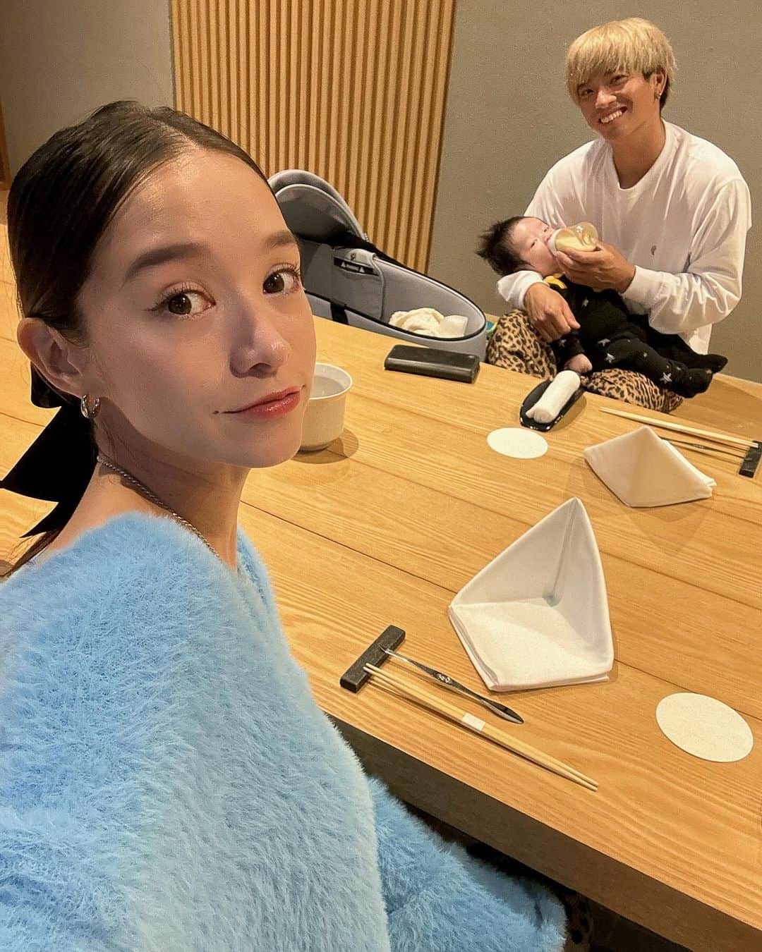 大森美知さんのインスタグラム写真 - (大森美知Instagram)「🦀🫧🍶🦪🥂 沖縄で唯一の蟹専門店 妊娠中から楽しみにしてた場所。 @echizen_naha  妊婦の生物NG解禁して 毎日 子育て、家事、仕事に追われて ゆっくりした食事が出来てなかったな。  そいえば家族でゆっくりな外食お初！ 旦那、息子と3ショットのリクエストが多かったから 載せときます。  広い個室で生蟹が沖縄で食べれるとは。 次は子供あずけてカウンターで食べたい！ 堪能できて蟹の余韻がすごい 🦀💗💖💘💝  #越前がに#沖縄#蟹 #グルメ#高級和食#蟹料理」12月13日 16時03分 - michi_oomori_official