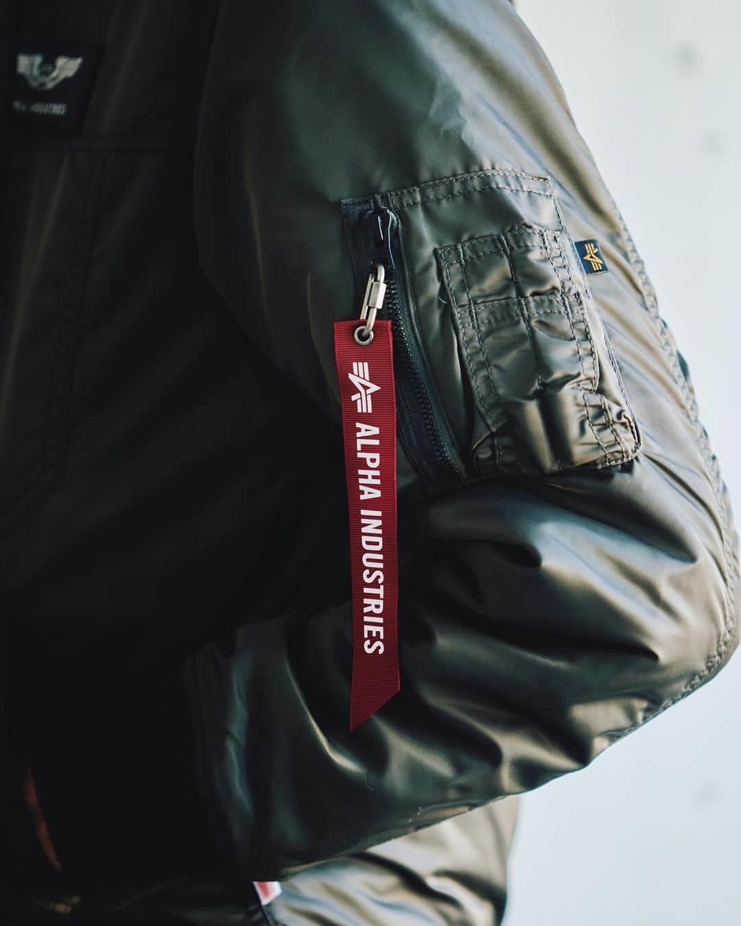 ALPHA INDUSTRIES JAPANさんのインスタグラム写真 - (ALPHA INDUSTRIES JAPANInstagram)「【Q.冬のアウター、準備はできた？】 ミリタリー要素を随所に盛り込みつつもシンプルでコンパクトなシルエットのHOODED  RIB JACKET はALPHAのロングセラーアウター。カジュアルなボトムでもスマートに決まる優れ物。ディテールに個性のあるカーゴパンツで上級者コーデの完成。  #alpha_industries_japan  #alpha_industries  #ALPHAINDUSTRIES #ALPHA #ALPHASHOP #HOODEDRIBJACKET #ナイロンジャケット #リブジャケット #フードジャケット #Thermolite #カーゴパンツ   #streetsnap #ファッションスナップ #military #fashion #outfitpost #ALPHA渋谷店 #アルファインダストリーズ #ミリタリー  #ミリタリーコーデ #ストリートファッション  #アメカジ  #ミリタリーアウター #アウター  #ミリタリージャケット  #冬コーデ #冬アウター  #アメカジコーデ  #カーゴパンツコーデ」12月13日 16時13分 - alpha_industries_japan