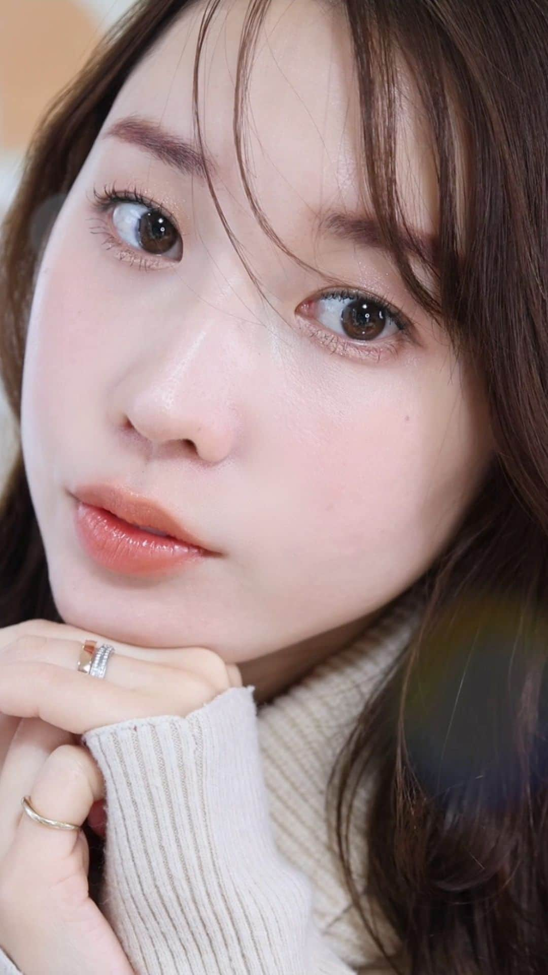 梶恵理子のインスタグラム：「Christmas makeup🎄  【使用コスメ】 ＜ベース＞ Enamor ライトフィットモイスチャーベース Enamor ライトフィットハーフグロウクッションファンデ01 LUNA ロングラスティングチップコンシーラー02 Wonjunyo フィクシングブラーパウダー02  ＜アイブロウ＞ excel  カラーエディットパウダーブロウ スプリングモカ  ＜アイメイク＞ Borica 美容液ラメライナー 103 ADDICTION ザ アイシャドウパレット 005 CEZANNE アイゾーンコンシーラー なじみベージュ CEZANNE 描く二重アイライナー　影色pink  ＜チーク＞ CLINIQUE チークポップ バレリーナポップ OSAJI ニュアンスフェイスカラー 囁き  ＜リップ＞ OPERA リップティントN 13トープ  #クリスマスメイク#Christmasmakeup #日本化妆」