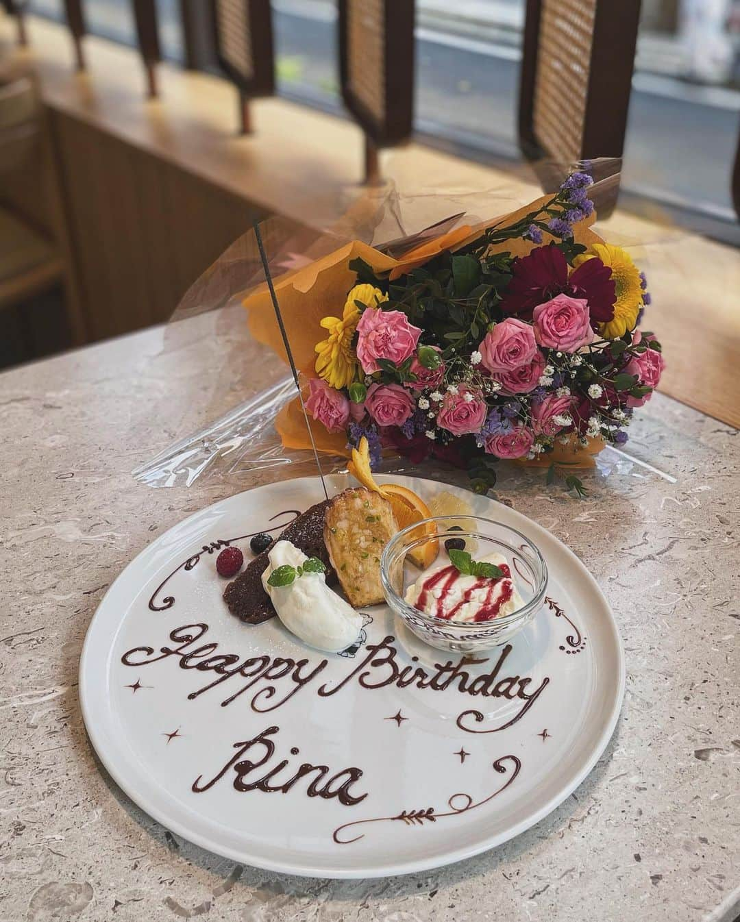 amigo.amigo.5205622のインスタグラム：「． ★#お誕生日 🎉★  12月はりんちゃんの#誕生日 🎂 @happy__riin   早めのお祝いを みんなでしたよ♡ @inoyuu07  @aiuzura  @miyuki.0419.karemari  @khoaui  @harunya0129   #お誕生日ケーキ も可愛い💕  お店は今年オープンしたばかりの #trunkhotelyoyogipark のレストランでランチしたよ♡  @trunkhotel_yoyogipark   美味しくてオシャレで 素敵なレストランでした♡  今度家族でも行こうっと♪  りんちゃん♡ おめでとう♡ 素敵な一年過ごしてね‼️  （住所）  東京都渋谷区富ケ谷１丁目１５−２  TRUNK(HOTEL) YOYOGI PARK  #サプライズバースデー  #サプライズプレート  #お誕生日おめでとう  #誕生日プレート  #誕生日ケーキ  #東京グルメ  #バースデー #バースデープレート  #birthday #birthdaycake  #happybirthday  #東京バースデープレート」