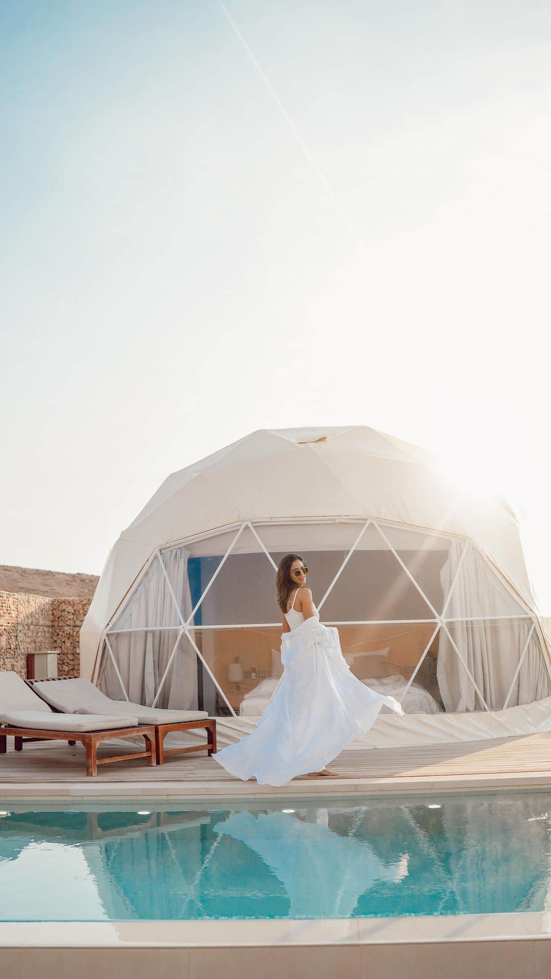 Aakriti Ranaのインスタグラム：「Man I had no idea that Sharjah is this beautiful! I’ve been to UAE multiple times but never knew this existed. So glad that I am getting to explore Sharjah properly this time ❤️  @moon.retreat is a gorgeous property with a little private pool and this magical view of the mountains!   Who would you come here with? Tag them ❤️   @Visit_SHJ @thinkstrawberries #visitsharjah #mysharjah #welcometosharjah #shj #Thinkstrawberries #partnership #travelblogger #indiantravelblogger #sharjah」