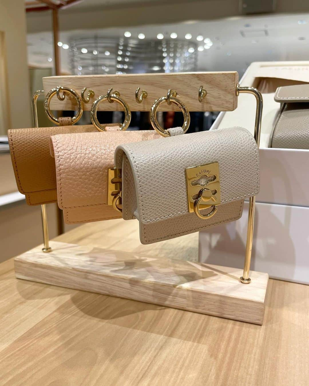 ISETAN PARK netさんのインスタグラム写真 - (ISETAN PARK netInstagram)「香港発バッグブランド＜カフネ＞が到着👜  新作から定番まで、待望のPOP UPを開催！    2年ぶりの登場となる＜Cafuné/カフネ＞のPOP UP。今回は、朝露を表現したラインストーンが華やかなホリデーデザインや限定カラー、人気スタイルの中から厳選された定番アイテムがラインナップ！  お買い上げいただいた方にはPOP UP限定デザインのショッパー(ミラーチャーム付き)でお渡しします🎄  今年も1年頑張った自分へのご褒美に、クリスマスギフトに＜カフネ＞を選んでみてはいかがでしょうか？    ＜Cafuné＞Holiday POP UP  ■開催中～12月19日(火)  ■本館2階 センターパーク/ザ・ステージ＃2  ※数量に限りがある商品もございますので、品切れの際はご容赦ください。  🛒一部の商品は三越伊勢丹オンラインストアでも取り扱い中です。     詳しくは @isetan_shinjuku ストーリーズハイライト「POP UP」▼  https://www.mistore.jp/store/shinjuku/shops/women/urbancloset/shopnews_list/shopnews074.html    @cafune.official  @isetan_shinjuku_urbancloset    #cafune' #cafune #cafunebag #cafunepopup #カフネ #カフネバッグ #カフネポップアップ  #ホリデーコレクション #自分へのプレゼント #自分へのご褒美 #バッグ #レザーバッグ  #isetan #isetanshinjuku #이세탄 #신주쿠이세탄 #이세탄백화점 #イセタン #伊勢丹 #伊勢丹新宿 #新宿伊勢丹 #伊勢丹新宿店    【年末年始の営業について】    12月31日(日)は午前10時開店、午後5時閉店。尚、本館6階 催物場は午前9時開店、午後5時閉店、本館地下1階 食料品は午前9時開店、午後6時閉店。    2024年1月1日(月・祝)は店舗休業日とさせていただきます。    新年は、1月2日(火)午前10時から初売出し。午後7時30分まで営業いたします。」12月13日 17時00分 - isetan_shinjuku