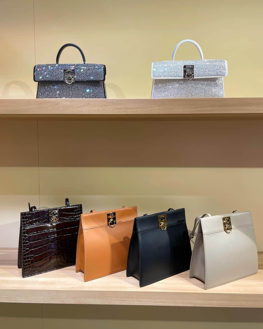 ISETAN PARK netさんのインスタグラム写真 - (ISETAN PARK netInstagram)「香港発バッグブランド＜カフネ＞が到着👜  新作から定番まで、待望のPOP UPを開催！    2年ぶりの登場となる＜Cafuné/カフネ＞のPOP UP。今回は、朝露を表現したラインストーンが華やかなホリデーデザインや限定カラー、人気スタイルの中から厳選された定番アイテムがラインナップ！  お買い上げいただいた方にはPOP UP限定デザインのショッパー(ミラーチャーム付き)でお渡しします🎄  今年も1年頑張った自分へのご褒美に、クリスマスギフトに＜カフネ＞を選んでみてはいかがでしょうか？    ＜Cafuné＞Holiday POP UP  ■開催中～12月19日(火)  ■本館2階 センターパーク/ザ・ステージ＃2  ※数量に限りがある商品もございますので、品切れの際はご容赦ください。  🛒一部の商品は三越伊勢丹オンラインストアでも取り扱い中です。     詳しくは @isetan_shinjuku ストーリーズハイライト「POP UP」▼  https://www.mistore.jp/store/shinjuku/shops/women/urbancloset/shopnews_list/shopnews074.html    @cafune.official  @isetan_shinjuku_urbancloset    #cafune' #cafune #cafunebag #cafunepopup #カフネ #カフネバッグ #カフネポップアップ  #ホリデーコレクション #自分へのプレゼント #自分へのご褒美 #バッグ #レザーバッグ  #isetan #isetanshinjuku #이세탄 #신주쿠이세탄 #이세탄백화점 #イセタン #伊勢丹 #伊勢丹新宿 #新宿伊勢丹 #伊勢丹新宿店    【年末年始の営業について】    12月31日(日)は午前10時開店、午後5時閉店。尚、本館6階 催物場は午前9時開店、午後5時閉店、本館地下1階 食料品は午前9時開店、午後6時閉店。    2024年1月1日(月・祝)は店舗休業日とさせていただきます。    新年は、1月2日(火)午前10時から初売出し。午後7時30分まで営業いたします。」12月13日 17時00分 - isetan_shinjuku