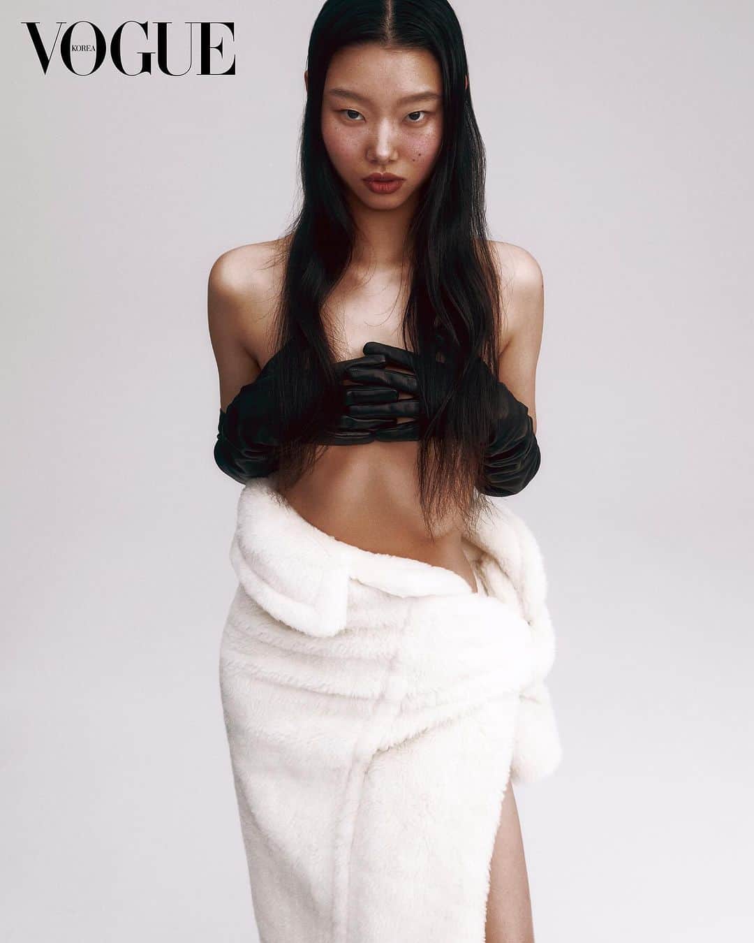 ペ・ユニョンのインスタグラム：「@maxmara @voguekorea November 2023  A+B cut Photographer BEOMSEOK WON  Fashion Editor KIHOH SOHN Hair GABE SIN Makeup HEEJUNG HWANG Props SEOYOON CHOI (da;rak)」