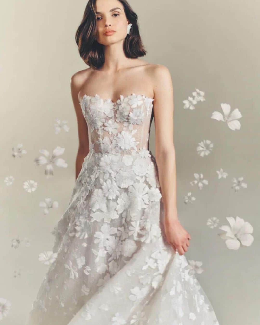 SOYOO BRIDALのインスタグラム：「.  NEW IN @soyoobridal_official FROM @mirazwillinger   Meet NESSIA 🤍  with topper or without topper  #soyoobridal_exclusive🔖   #소유브라이덜 #미라즈윌링거 #2023fall #justarrived 🕊️」