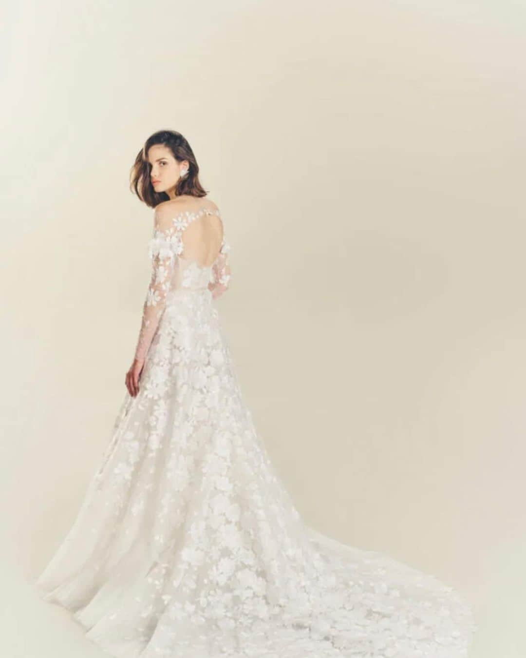 SOYOO BRIDALさんのインスタグラム写真 - (SOYOO BRIDALInstagram)「.  NEW IN @soyoobridal_official FROM @mirazwillinger   Meet NESSIA 🤍  with topper or without topper  #soyoobridal_exclusive🔖   #소유브라이덜 #미라즈윌링거 #2023fall #justarrived 🕊️」12月13日 16時34分 - soyoobridal_official