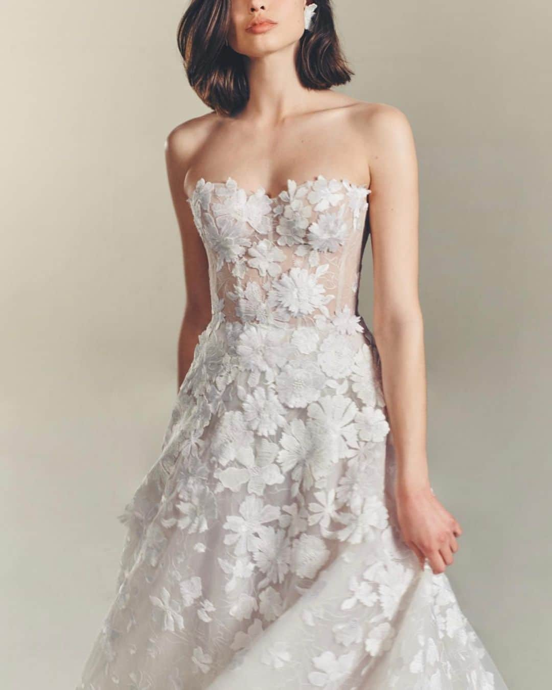 SOYOO BRIDALさんのインスタグラム写真 - (SOYOO BRIDALInstagram)「.  NEW IN @soyoobridal_official FROM @mirazwillinger   Meet NESSIA 🤍  with topper or without topper  #soyoobridal_exclusive🔖   #소유브라이덜 #미라즈윌링거 #2023fall #justarrived 🕊️」12月13日 16時34分 - soyoobridal_official