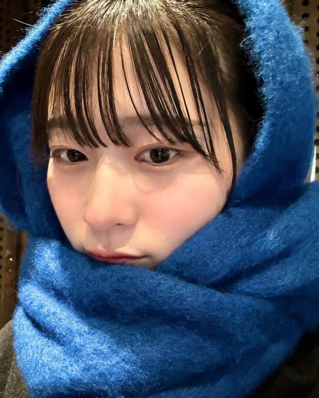 たぐちおとはさんのインスタグラム写真 - (たぐちおとはInstagram)「青マフラーかわいすぎない？？❄️  バラクラバ巻き難しかった🥲 カバンにはいつもジェラトーニ付いてます。 あと、風邪引いたからポケットティッシュ2個持ち歩いてる。」12月13日 16時34分 - otohaaaa12