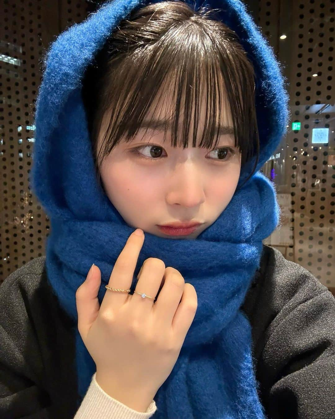 たぐちおとはさんのインスタグラム写真 - (たぐちおとはInstagram)「青マフラーかわいすぎない？？❄️  バラクラバ巻き難しかった🥲 カバンにはいつもジェラトーニ付いてます。 あと、風邪引いたからポケットティッシュ2個持ち歩いてる。」12月13日 16時34分 - otohaaaa12