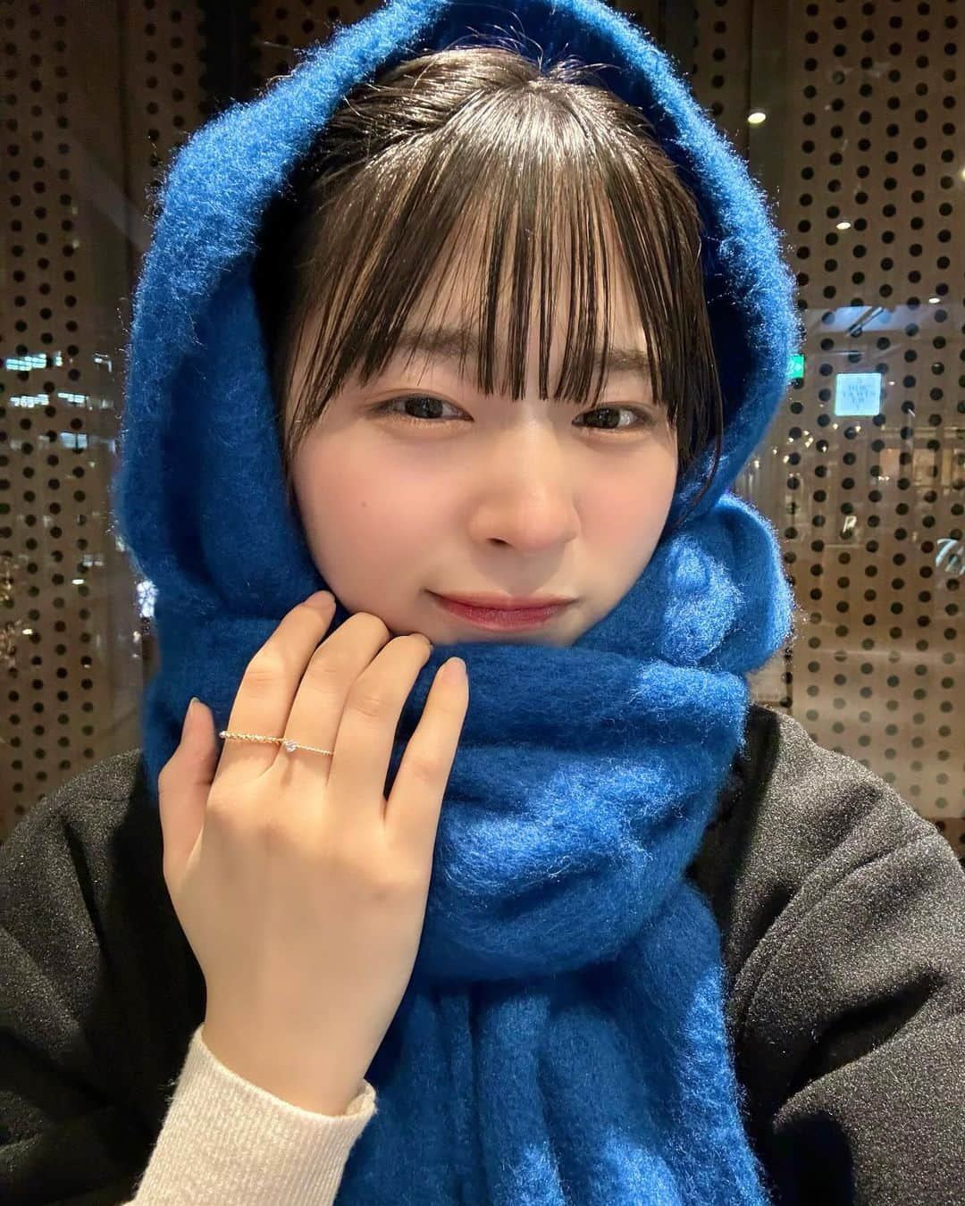 たぐちおとはさんのインスタグラム写真 - (たぐちおとはInstagram)「青マフラーかわいすぎない？？❄️  バラクラバ巻き難しかった🥲 カバンにはいつもジェラトーニ付いてます。 あと、風邪引いたからポケットティッシュ2個持ち歩いてる。」12月13日 16時34分 - otohaaaa12