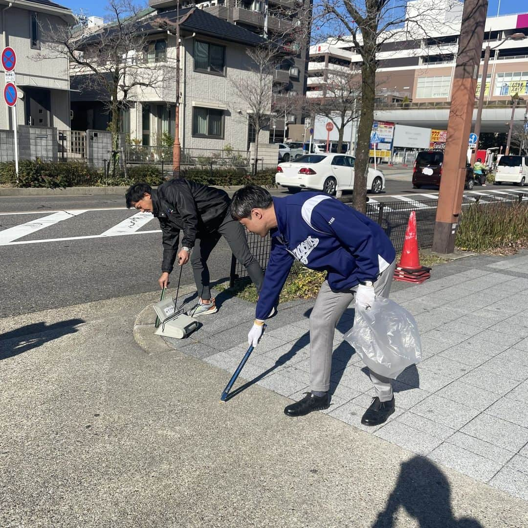 中日ドラゴンズ【公式】さんのインスタグラム写真 - (中日ドラゴンズ【公式】Instagram)「12月13日(水)に中日ドラゴンズと(株)ナゴヤドームの職員が地元地域の皆さまへの感謝の意を込めて、バンテリンドーム ナゴヤ周辺の清掃を行いました✨  これからも地元地域の皆さまとファンの皆さまに愛される球団・球場を目指してまいります🥎 #中日ドラゴンズ  #バンテリンドームナゴヤ  #清掃」12月13日 16時37分 - chunichidragonsofficial