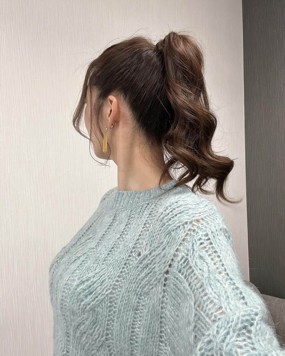 穂川果音さんのインスタグラム写真 - (穂川果音Instagram)「hairstyle  高めのポニーテールです😊  メイクさんがるんるん感をだしたよ〜と言ってました笑 たしかに髪の毛揺れるとるんるん感でるよね！  #ポニーテール　#ポニーテールアレンジ　#高めのポニーテール　#hairarrange」12月13日 16時37分 - hokawakanonn