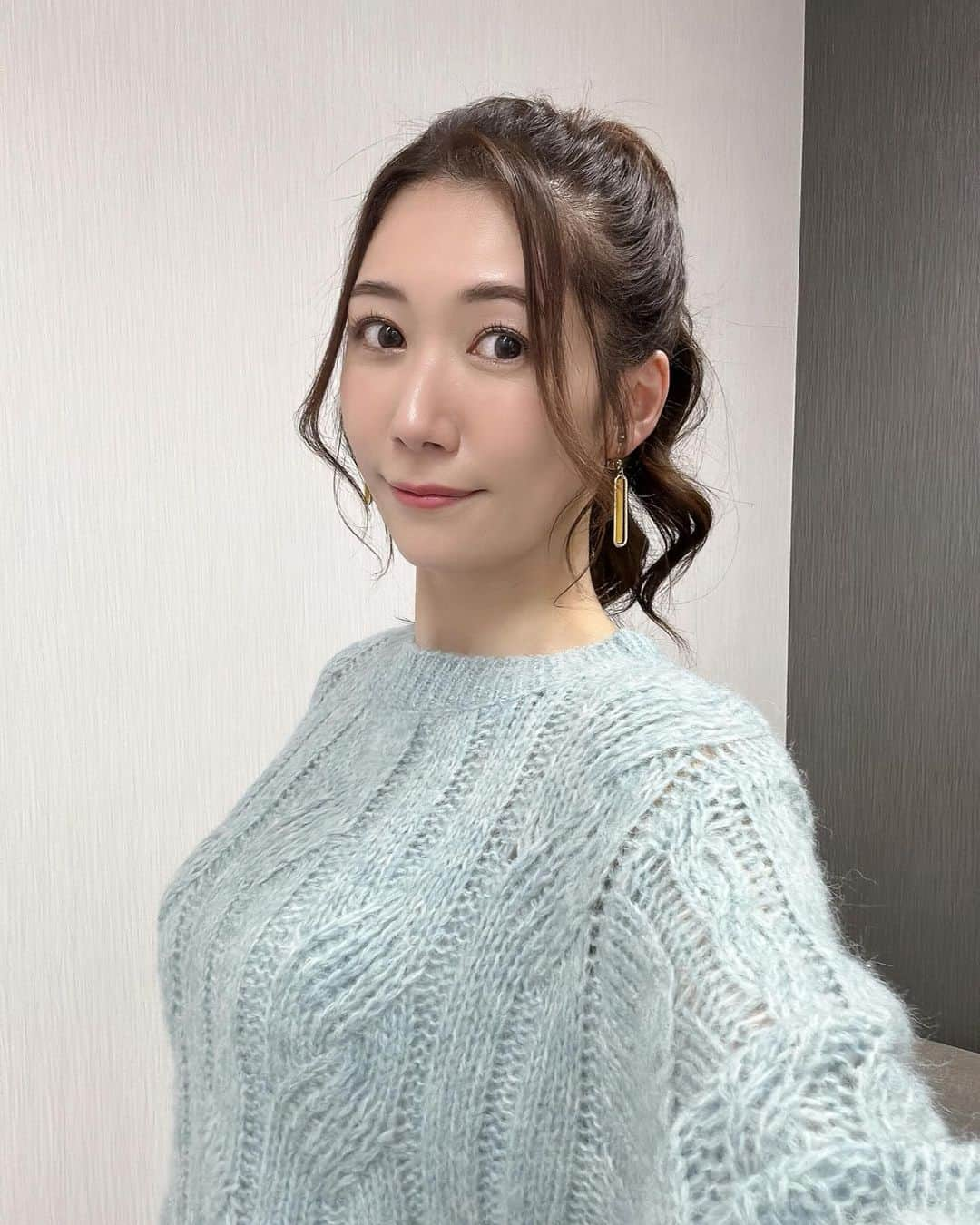 穂川果音さんのインスタグラム写真 - (穂川果音Instagram)「hairstyle  高めのポニーテールです😊  メイクさんがるんるん感をだしたよ〜と言ってました笑 たしかに髪の毛揺れるとるんるん感でるよね！  #ポニーテール　#ポニーテールアレンジ　#高めのポニーテール　#hairarrange」12月13日 16時37分 - hokawakanonn