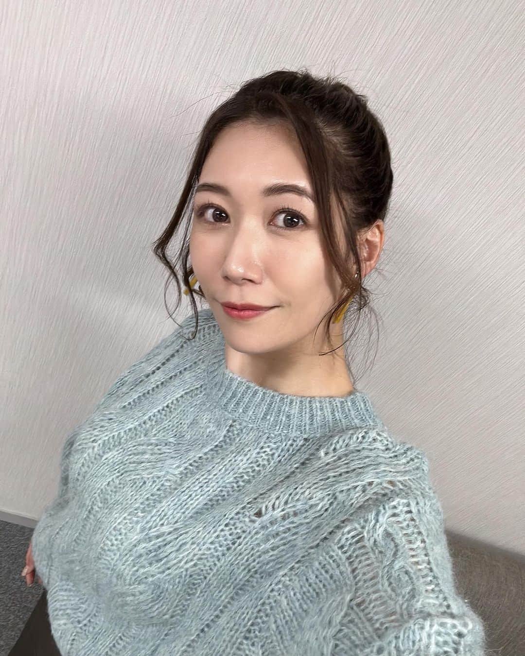 穂川果音さんのインスタグラム写真 - (穂川果音Instagram)「hairstyle  高めのポニーテールです😊  メイクさんがるんるん感をだしたよ〜と言ってました笑 たしかに髪の毛揺れるとるんるん感でるよね！  #ポニーテール　#ポニーテールアレンジ　#高めのポニーテール　#hairarrange」12月13日 16時37分 - hokawakanonn