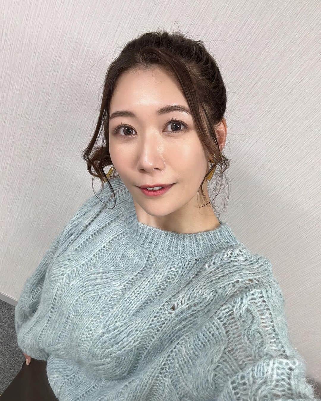穂川果音さんのインスタグラム写真 - (穂川果音Instagram)「hairstyle  高めのポニーテールです😊  メイクさんがるんるん感をだしたよ〜と言ってました笑 たしかに髪の毛揺れるとるんるん感でるよね！  #ポニーテール　#ポニーテールアレンジ　#高めのポニーテール　#hairarrange」12月13日 16時37分 - hokawakanonn