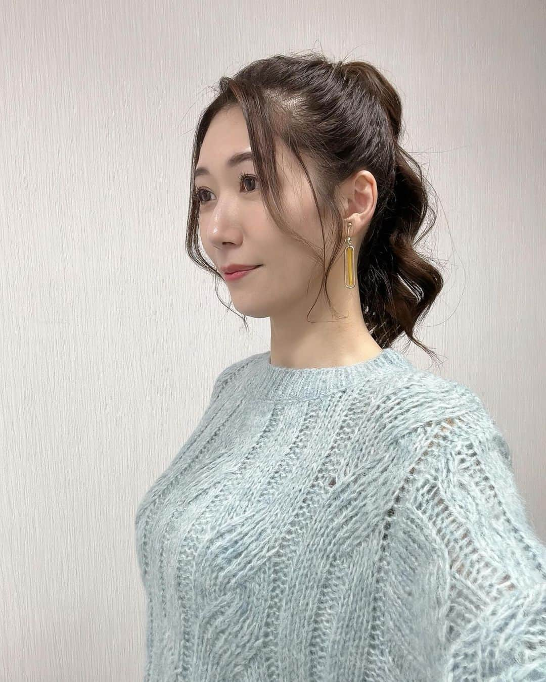 穂川果音のインスタグラム：「hairstyle  高めのポニーテールです😊  メイクさんがるんるん感をだしたよ〜と言ってました笑 たしかに髪の毛揺れるとるんるん感でるよね！  #ポニーテール　#ポニーテールアレンジ　#高めのポニーテール　#hairarrange」