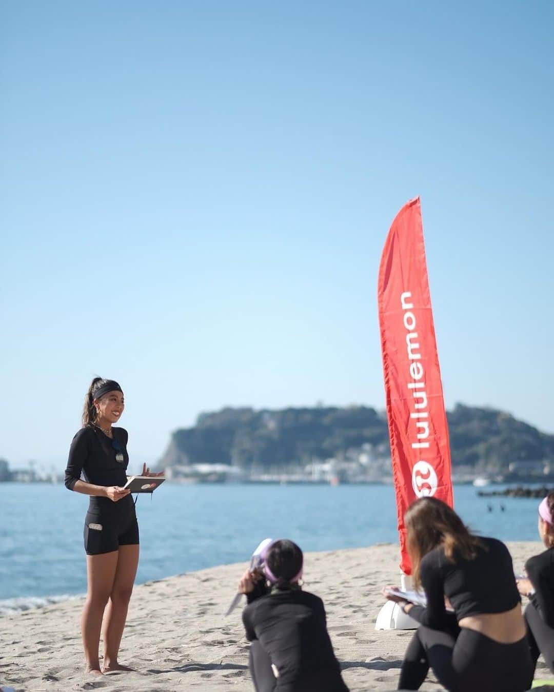 夏希リラさんのインスタグラム写真 - (夏希リラInstagram)「12月なのに夏みたいな日☀️☀️ ハルさんとルルレモンのイベントに参加しました🥳  みんなそれぞれ湘南を拠点として活動している方でとってもとってもエネルギッシュ🔥💛 普段から体は動かしているけど室内だから、こんなに天気のいい日に大好きな湘南で、海でトレーニング出来て最高な気持ちだった🌈  @hi_07miki さんのセッションもとても今の私には必要な時間で心に刺さるものがたくさん⭐️vision&goalを出して言葉にすることはずっと意識していきたいなと思った🫰  お昼に用意して頂いたGROENのプロテインマフィンとアサイーボールはトレーニング後の体にはスペシャルなご褒美😚❤️  ハルさんとミキさん以外は初めましてで地味に人見知りな私はちょびっと緊張したけどみんなとっても温かい方でこういったご縁を大切にしたいな🌱  今回のイベントでお外走るのってたのしー🔥🔥❤️ ってなったので来年の目標の1つに追加✌️」12月13日 16時46分 - rira_buu