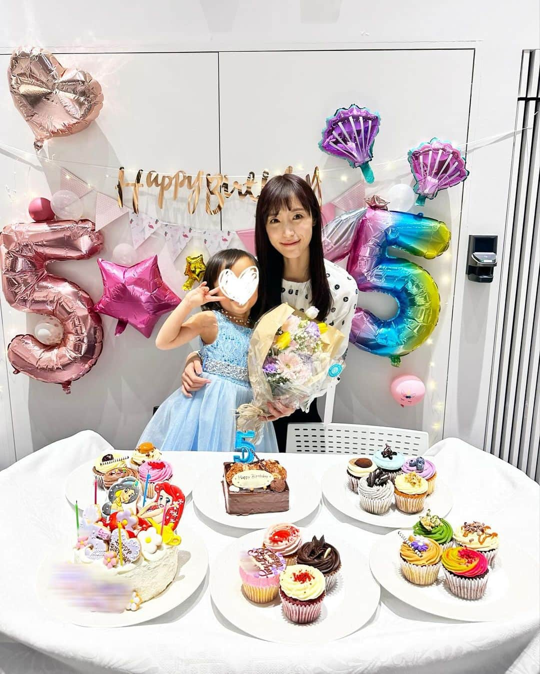 小林真由さんのインスタグラム写真 - (小林真由Instagram)「先月娘のお誕生日でした🎂 ⁡ 半年くらい前からカウントダウンを重ねてきた憧れの5歳。誕生日weekは、嬉しくてもう泣きそう、、🥲と毎日言いながらニヤケが止まらない1週間でした。 ⁡ 弟の前ではしっかり者のお姉ちゃん、大人の前では甘えん坊さんで、まだまだ可愛いが止まらない5歳。 みんなに見守ってもらえて幸せだね✨  ⁡ お誕生日何が欲しい？と聞くと毎回リクエストされていたマフィンとケーキ🧁🕯️ ⁡あれだけ言ってたのに実際はテンションが上がりすぎてて、ジャスミンもアリエルも全く覚えてないらしい..笑 ケーキあった？と言われたほど😂  あっという間の5年でした🥹  ⁡ #ファッション #コーデ #ママコーデ #女の子ママ #男の子ママ #ママライフ #コーディネート #5歳 #3歳 #誕生日 #birthday」12月13日 16時41分 - mayukobayashii