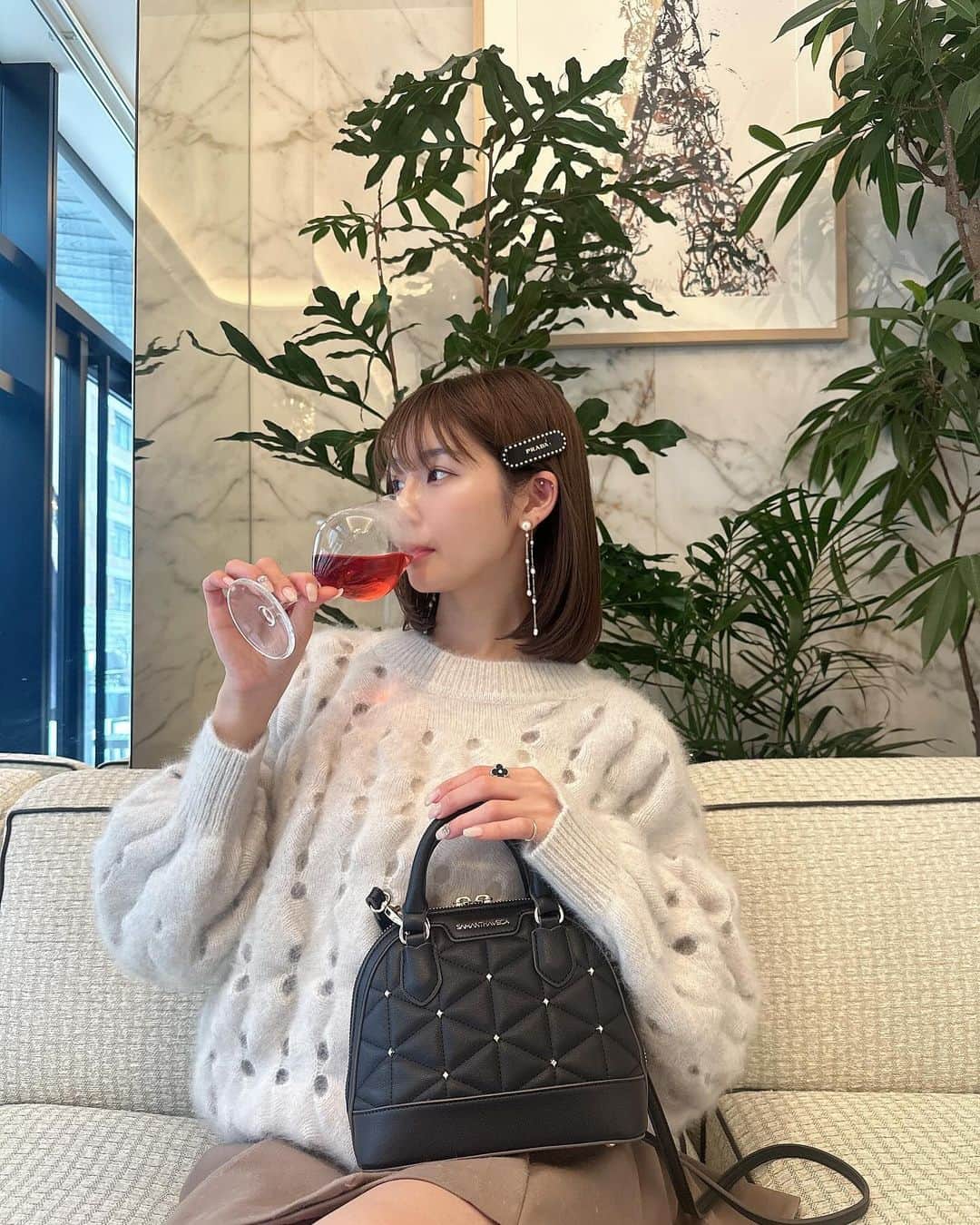 蒼川愛さんのインスタグラム写真 - (蒼川愛Instagram)「最近よく行くカフェ☕️❤︎ @ipc_lounge  ハーブティーがワイングラスに入ってるからもっとお洒落にみえる🍷  ここのサラダもカツサンドも美味しくて大好き、アボカドトーストも朝昼ごはんにピッタリで好き🥗 次はシーフードグラタン食べるって決めて、いつもコブサラダを食べてしまう🥑🥑🥑 . 食欲旺盛な最近です⛄️ 4枚目にお洋服タグ付けしています🫶🏻 . #サマンサベガ  #SAMANTAVEGA #冬コーデ #秋冬コーデ #ニット」12月13日 16時46分 - tougarashi_suki