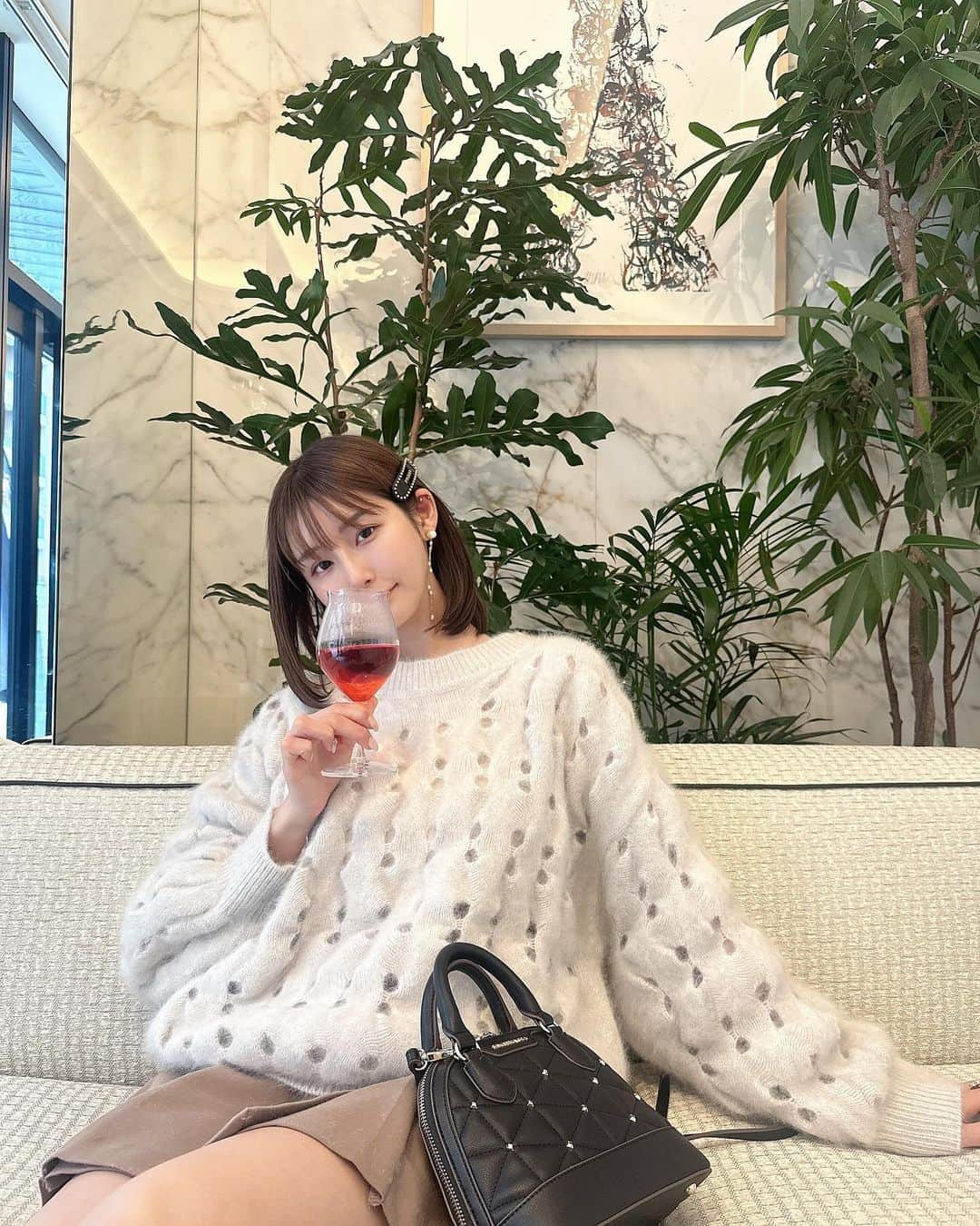 蒼川愛さんのインスタグラム写真 - (蒼川愛Instagram)「最近よく行くカフェ☕️❤︎ @ipc_lounge  ハーブティーがワイングラスに入ってるからもっとお洒落にみえる🍷  ここのサラダもカツサンドも美味しくて大好き、アボカドトーストも朝昼ごはんにピッタリで好き🥗 次はシーフードグラタン食べるって決めて、いつもコブサラダを食べてしまう🥑🥑🥑 . 食欲旺盛な最近です⛄️ 4枚目にお洋服タグ付けしています🫶🏻 . #サマンサベガ  #SAMANTAVEGA #冬コーデ #秋冬コーデ #ニット」12月13日 16時46分 - tougarashi_suki