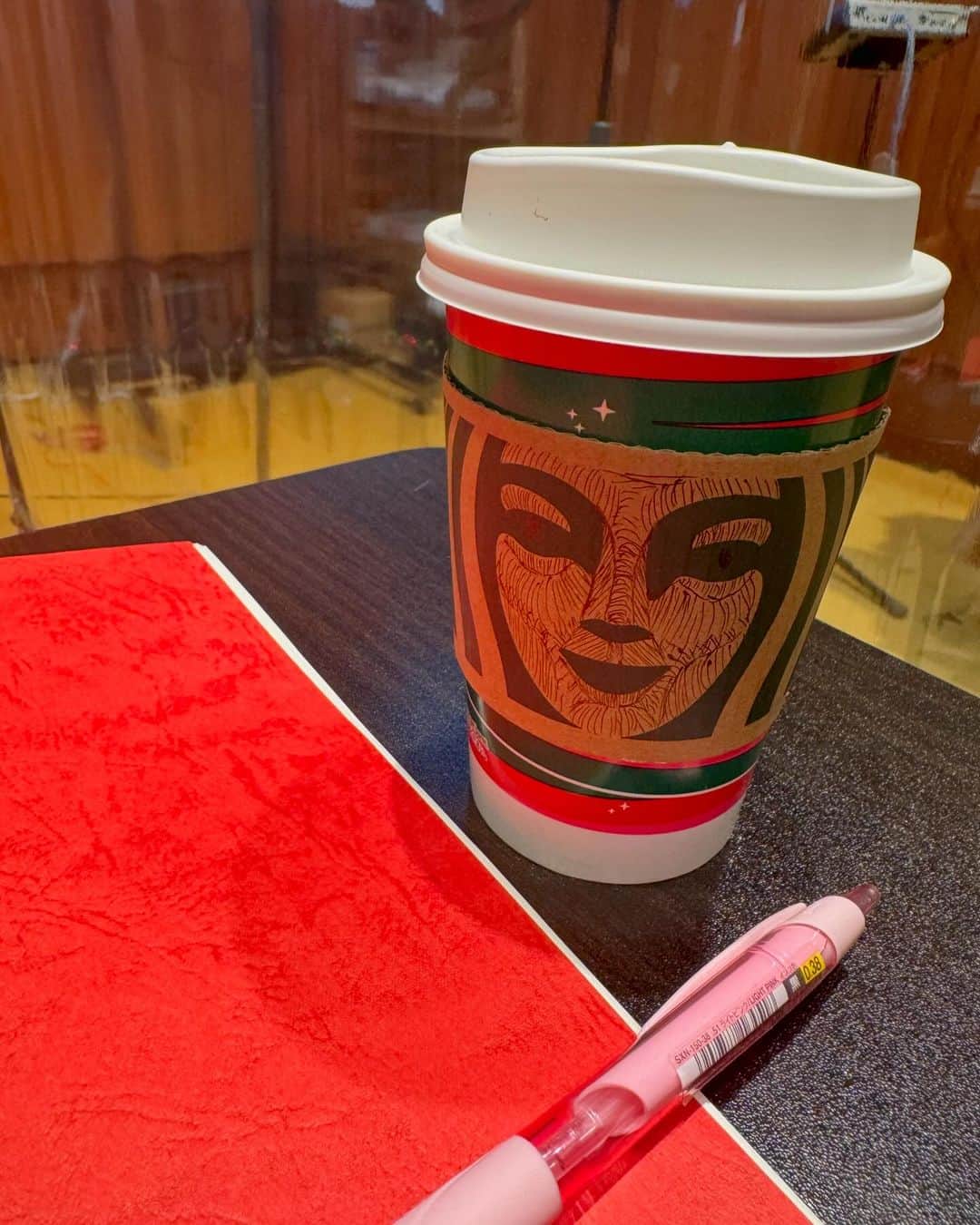 関智一さんのインスタグラム写真 - (関智一Instagram)「収録の合間にコーヒーで一息  #アフレコ #スタバ」12月13日 16時46分 - sekitomokazu