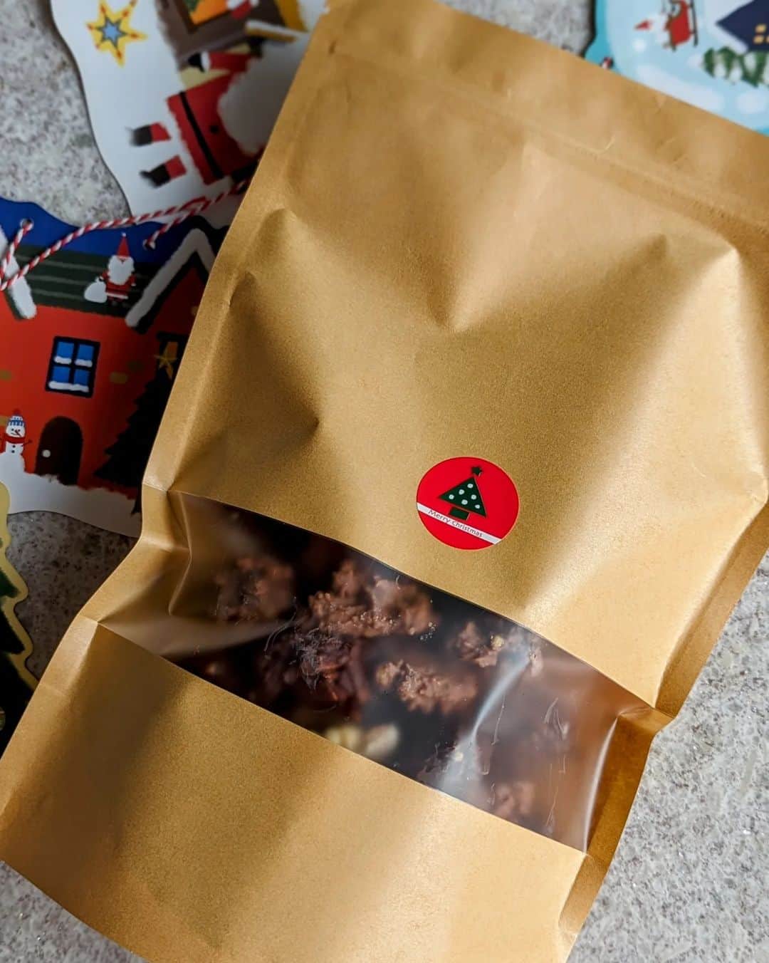 Li Tian の雑貨屋さんのインスタグラム写真 - (Li Tian の雑貨屋Instagram)「{DM to Order} Be surprised by these assorted chocolate rochors i.e. roasted almonds, as they come in random combinations. Think milk chocolate almonds with senbei or white chocolate with smoked potato chips. Savoury, sweet, bitter and a little tangy maybe?   Just be warn, they are addictive!  DM to order   $24/pack for 450g (5x amount shown in pic)   Available dates:  Dec 21/22 9am-5pm  Dec 23/24 12pm-3pm  Self collection or self arranged delivery   Shelf life: 2 months chilled in fridge  Limited packs only.   #dairycreamkitchen #chocolate #christmas #gifts #sgchristmas #pastries #matcha #抹茶 #cheese #ruby」12月13日 16時51分 - dairyandcream