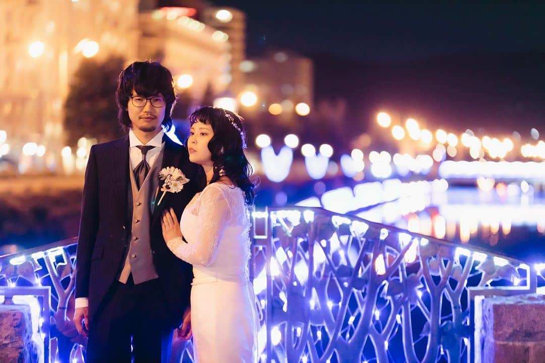 【公式】小さな結婚式さんのインスタグラム写真 - (【公式】小さな結婚式Instagram)「. @petit.wedding をフォローしてね♩ #小さな結婚式 をつけてのお写真投稿も大歓迎です♡ こちらの公式IGでリグラムさせていただきます＊ . 美しくライトアップされた街並みを背に ロマンティックな一枚を思い出に残しませんか？  おふたりらしい自然体な笑顔も、 ばっちりと決めたかっこいい一枚も すべてが大切な思い出になるはずです。 . >>#小さな結婚式小樽店 . ——————— #petitwedding #ラヴィファクトリー #前撮り #結婚式 #プレ花嫁 #卒花 #家族婚 #少人数結婚式 #ウェディング #wedding #bridal #weddingdress #花嫁 #挙式 #結婚式準備 #式場探し #日本中のプレ花嫁さまと繋がりたい #結婚式の思い出に浸る会 #結婚準備 #小樽花嫁 #ウェディングフォト #花嫁コーディネート #結婚式前撮り #前撮り #後撮り #イルミネーション #夜景 #ロケーションフォト」12月13日 17時00分 - petit.wedding