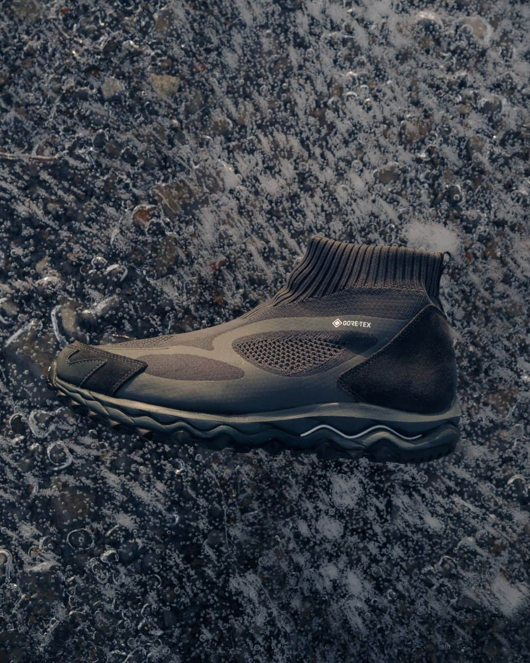 GORE-TEX Products JPのインスタグラム：「MIZUNO × nonnative「WAVE MUJIN TL MID GTX nonnative」  〈nonnative〉の理想を、〈MIZUNO〉の技術力によって実現。 話題を呼んだコラボレーションシューズが、オールブラックカラーで新登場。  どんなフィールドでもGORE-TEX プロダクトテクノロジーが足元に快適さとプロテクションを提供します。  詳細はハイライトの「nonnative」をチェック！  @mizuno_sportstyle_jp @mizuno_sportstyle @nonnative @goretexstudio @goretexjp @coverchord @coverchord_nakameguro  #nonnative #mizuno #mizunosportstyle #goretex #goretexstudio #iceland」