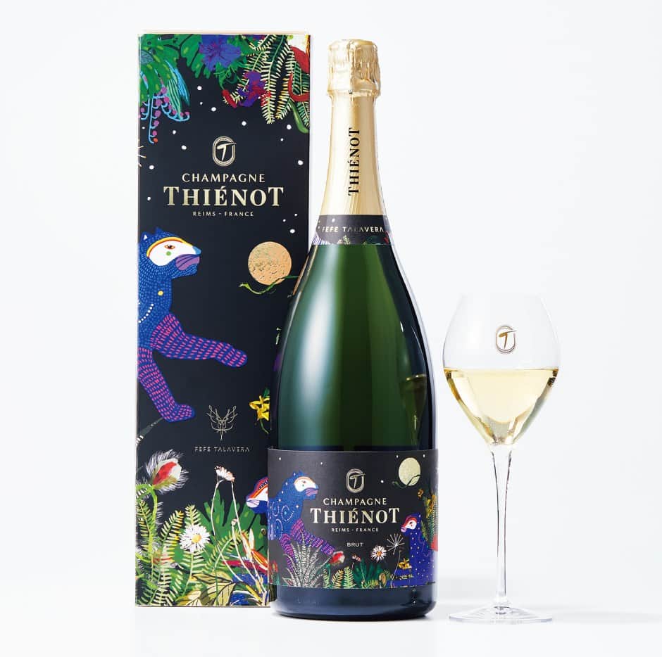 TAKASHIMAYAさんのインスタグラム写真 - (TAKASHIMAYAInstagram)「【2023 Takashimaya Christmas】パーティーの用意をしよう🥂  上質なテーブルウェアや胸躍るお酒、とっておきのスイーツが、大切な人と過ごす特別な日に、心温かなひとときをもたらしてくれる｡  ー1枚目ー 【バカラ】「パッション」ワイングラス 2客セット 【クリストフル】 「コンコルド」カトラリーセット 「ヴェルティゴ」キャンドルスタンド ※キャンドルは付属いたしません 【ベルナルド】 「ヴェジェタル オール」デザートプレート 「エキュム モルドレ」ディナープレート ー2枚目ー 【シャンパーニュ ティエノー】キュヴェブリュット マグナム バイ フェフェ タラヴェラ［数量限定］ ー3枚目ー 【ベル・フルール】RGリース［高島屋限定］ ー4枚目ー 【ディプティック】限定版ランタン ＆ クラシック キャンドル ミモザ ー5枚目ー 【ディンプレックス】電気暖炉 ラヴァートン  🎅「2023 Takashimaya Christmas」詳しくはこちら🎅 https://www.takashimaya.co.jp/store/special/christmas/index.html  ※数に限りがございます。売り切れの節はご容赦ください。  #高島屋#クリスマス#クリスマス2023#高島屋のクリスマス#高島屋クリスマス#クリスマス飾り#クリスマスインテリア#バカラ#バカラグラス#baccarat#ワイングラス#クリストフル#christofle#カトラリー#カトラリーセット#キャンドルスタンド#ベルナルド#bernardaud#ディナープレート#シャンパーニュ#シャンパン#ベルフルール#bellesfleurs#リース#クリスマスリース#ディプティック#diptyque#ディンプレックス#電気暖炉#dimplex」12月13日 17時00分 - takashimaya_event