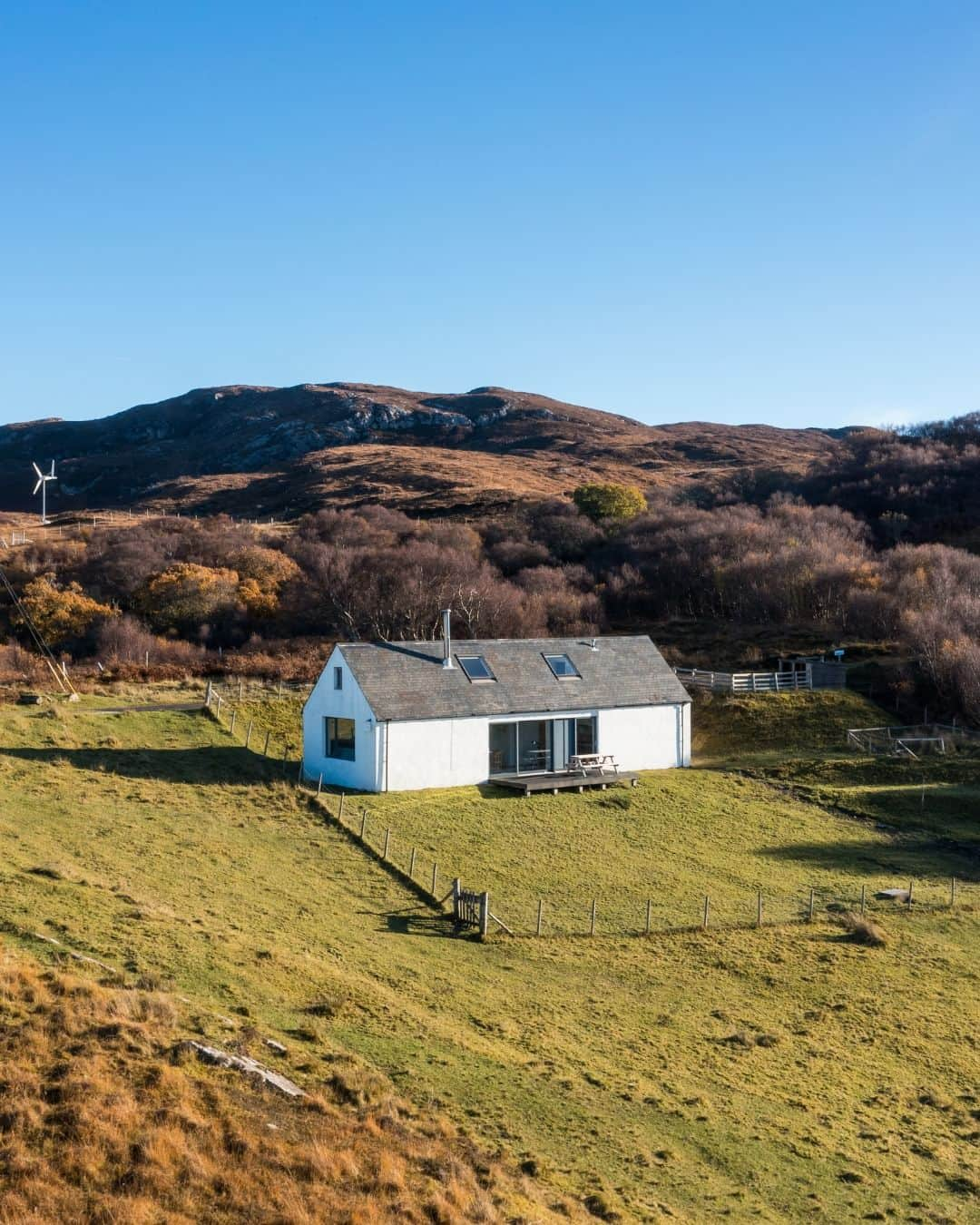 The Modern Houseさんのインスタグラム写真 - (The Modern HouseInstagram)「#forsale Spectacular Scenes: an outstanding contemporary longhouse on the Isle of Skye, designed by acclaimed architect @maryarnoldforster.  Follow the link in bio for the sales listing.  The Longhouse, Tokavaig, Isle of Skye」12月13日 17時00分 - themodernhouse