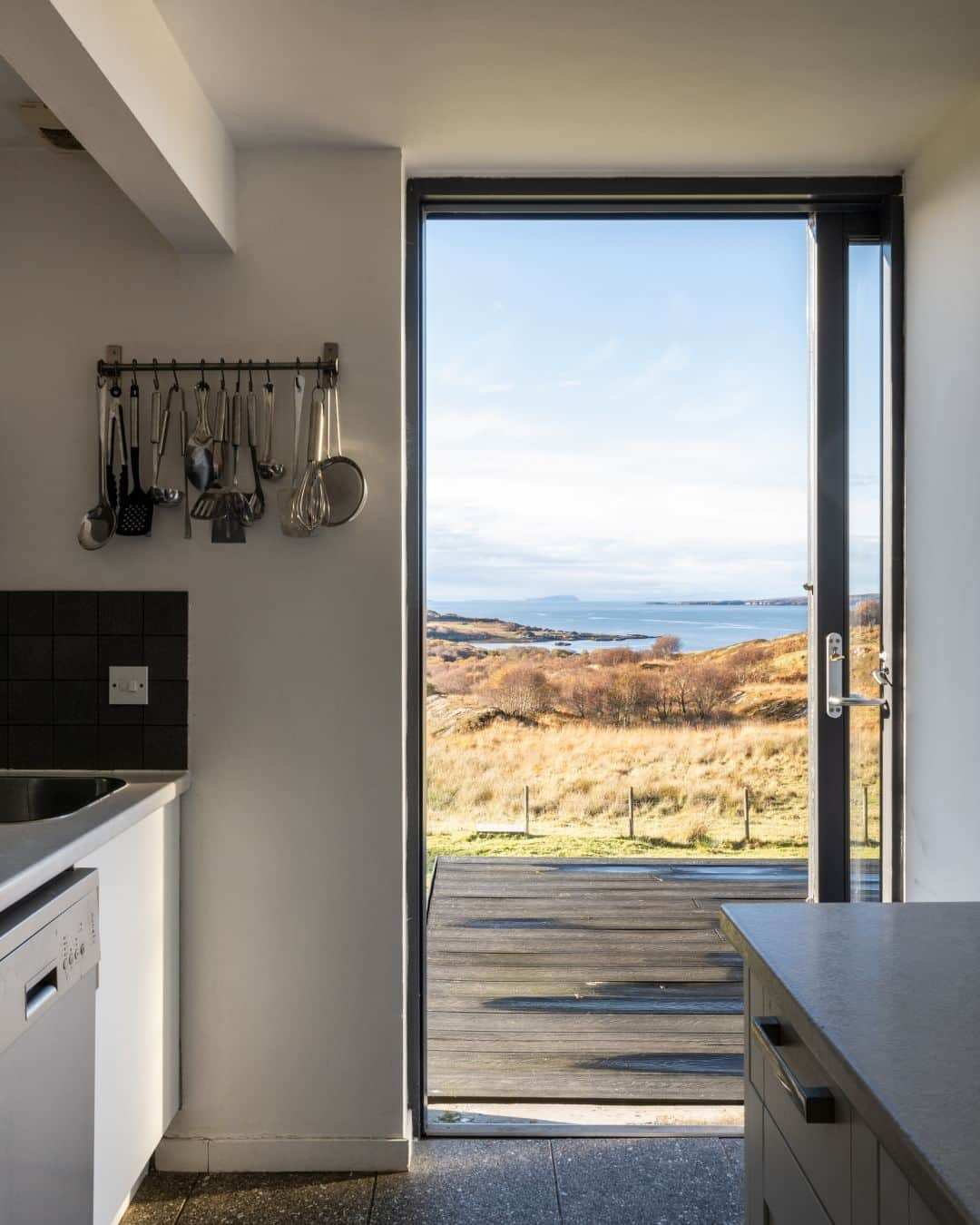 The Modern Houseさんのインスタグラム写真 - (The Modern HouseInstagram)「#forsale Spectacular Scenes: an outstanding contemporary longhouse on the Isle of Skye, designed by acclaimed architect @maryarnoldforster.  Follow the link in bio for the sales listing.  The Longhouse, Tokavaig, Isle of Skye」12月13日 17時00分 - themodernhouse