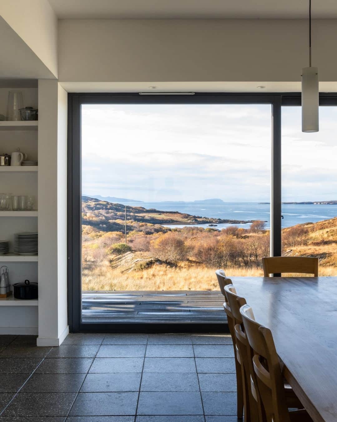 The Modern Houseのインスタグラム：「#forsale Spectacular Scenes: an outstanding contemporary longhouse on the Isle of Skye, designed by acclaimed architect @maryarnoldforster.  Follow the link in bio for the sales listing.  The Longhouse, Tokavaig, Isle of Skye」