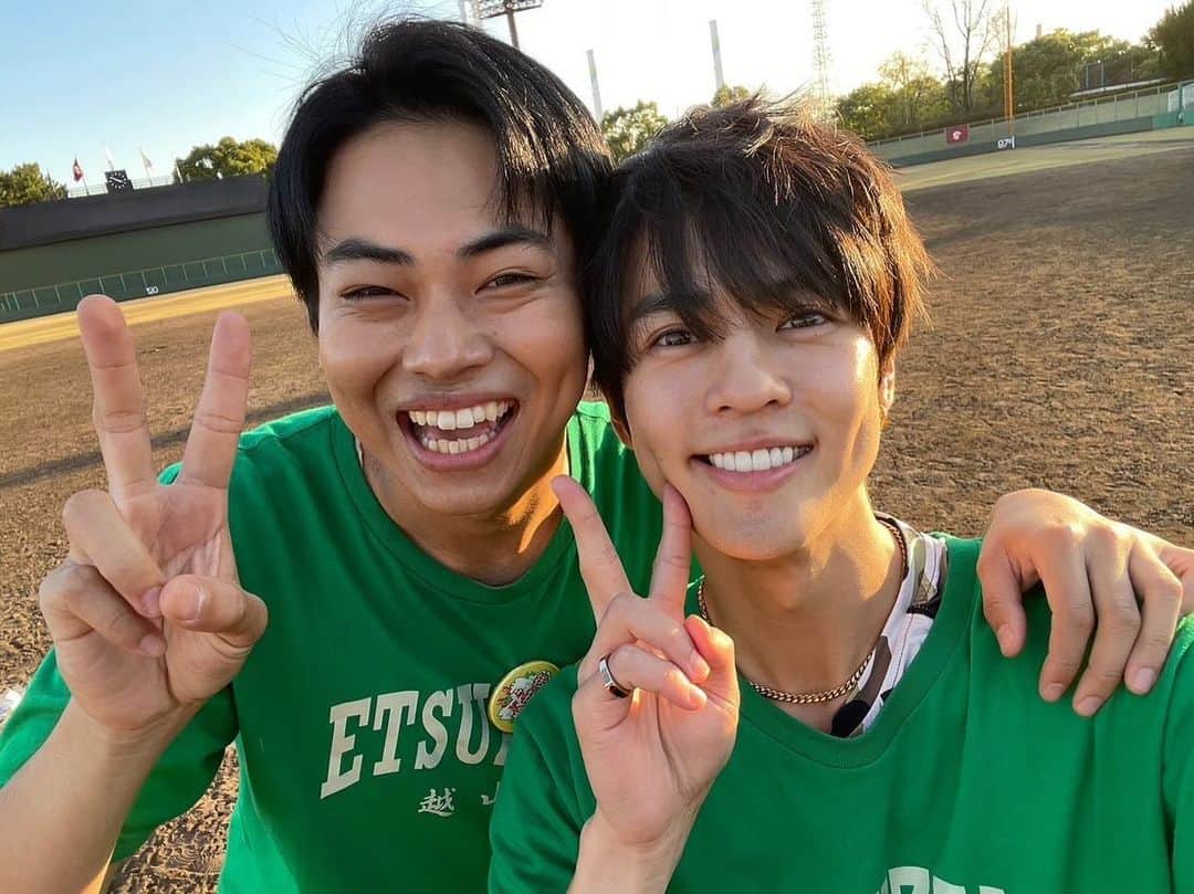 菅生新樹のインスタグラム：「日曜劇場 #下剋上球児   2年生組📸📸  いつもスタンドでわちゃわちゃしてる人たち🧑‍🎓👨‍🎓  仲良すぎてスタンドでの撮影中に笑いすぎて大変でした🤫  #少女漫画から出てきた顔の人 #トーマスの人 #ほそすぎる人」