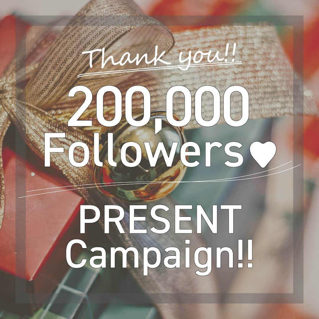 ネイルショップTATのインスタグラム：「TATアカウント20万フォロワー達成記念🎉･:*:･｡  みなさまのおかげで、nailshopTAT公式アカウントの フォロワー数が20万人を突破いたしました！ フォロワーのみなさまいつもありがとうございます⸜❤︎⸝‍  20万フォロワー達成を記念し、豪華景品が抽選で 合計3名様に当たるプレゼントキャンペーンを実施します🎁⋆*  ＜プレゼント内容＞ ①人気ブラシ7本セット ②売れ筋マグ8色セット ③SHAREYDVAニュアンスアートセット  プレゼントの詳細は投稿画像をご覧ください🙌🏻 ※各セット1名ずつの当選で、合計3名様の当選となります。  以下の応募方法・注意事項をご確認の上 ご応募よろしくお願いいたします✨ ㅤㅤㅤㅤㅤㅤㅤㅤㅤㅤㅤㅤㅤ  ✎＿＿＿＿＿＿＿＿＿＿  【応募方法・条件】  ①このアカウントをフォロー  @nailshoptat  ②この投稿にいいね♡  ③欲しいプレゼントの番号（1～3）と、 2023年買ってよかったネイルアイテムとその理由をコメント ※コメントいただいた内容は、お名前を伏せてInstagramで紹介させていただく場合がございます！  ※TATにご登録がある方のみ抽選対象とさせていただきます。 プロ会員・一般会員は問いませんので、直営店をご利用の一般会員様でもTATに登録があれば参加可能です。 ※当選連絡の際にご登録の確認をさせていただきます。  ✎＿＿＿＿＿＿＿＿＿＿  【コメント例】  プレゼント希望①　買ってよかったものは、サロンユース DJハードトップジェルです！サラッとしたテクスチャーな ので仕上げの艶出し＆コーティングにぴったりでした！ 何よりハードタイプなのが嬉しすぎます！ つやつやに仕上がるので最高です♡  ✎＿＿＿＿＿＿＿＿＿＿  【注意事項】  ✓各セットにつき1名の当選で、合計3名様の当選となります。 ✓応募期間は12月13日(水)～12月17日(日)23:59です。 ✓応募方法をすべてクリアしている方が抽選対象となります。 ✓フォローを外されたり、いいねを削除されたり、コメントを削除されたりした場合は抽選対象外になりますのでご注意ください。 ✓アカウントを非公開設定にしている場合は抽選対象外となります。 ✓TATにご登録がある方のみ抽選対象とさせていただきます。プロ会員・一般会員は問いませんので、直営店をご利用の一般会員様でもTATに登録があれば参加可能です。 ✓ご当選された方には、@nailshoptat からDM宛にご連絡をさせていただきます。 ✓当選連絡の際にご登録の確認をさせていただきます。 ✓12月18日～21日頃に当選連絡を行い、ご連絡完了後はストーリーズにて当選連絡完了の旨をお伝えいたします。 ✓応募受付の確認、当選結果に関するお問い合わせにはお答えいたしかねます。 ✓当選権利はご本人に限り、第三者への譲渡および、換金はできませんのでご了承ください。 ✓賞品の発送は日本国内に限らせていただきます。 ✓商品の交換対応は致しかねますのでご了承ください。 ✓取得した個人情報は個人情報保護方針に基づいてお取り扱いいたします。 ✓当選はお1人様1回とさせていただきます。個人で複数アカウントを用いて応募した場合は、無効となります。  ✎＿＿＿＿＿＿＿＿＿＿  【偽アカウントにご注意ください】 TATを騙る当選DMが届いた際は、アカウント名の確認をお願いいたします。 当選連絡は当アカウント（ @nailshoptat ）よりさせていただきます。それ以外のアカウント名であった場合はスパムアカウントですので、リンクのタップや返信を行わず、ブロック・削除をお願いいたします。 お手数をおかけしますが、ご協力よろしくお願いいたします。  ✎＿＿＿＿＿＿＿＿＿＿  たくさんのご応募お待ちしております‪🫶🏻🤍」
