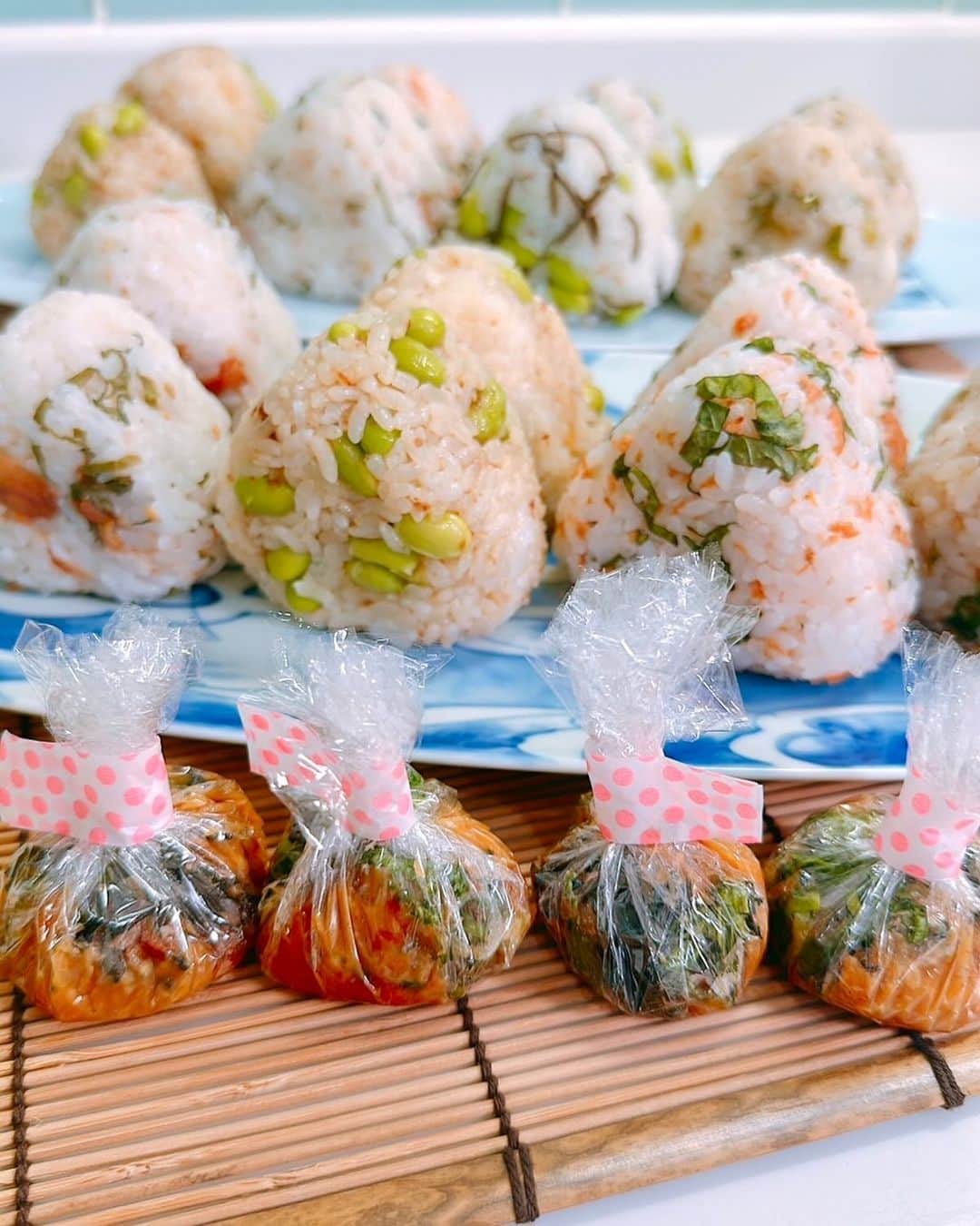 渡辺美奈代のインスタグラム：「おにぎりとお味噌汁の作り置き  #作り置き #冷凍庫へ#食べたい時にちょうどいい #おにぎり🍙」