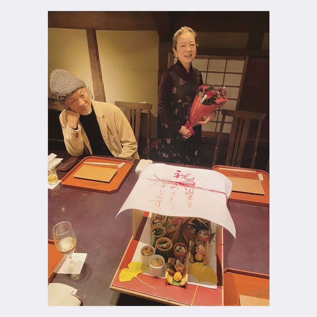 松本野々歩さんのインスタグラム写真 - (松本野々歩Instagram)「12月  花束 母の誕生日　 黒猫 馨さん渾身の猫棚 妹の大舞台と家族たち 中華街の上海蟹の味噌あんかけエビ 大宴会になっちゃった打ち合わせ ヘイタナカ 飲み友 わたし  今年も残り半分とちょっと」12月13日 17時02分 - nonohoms