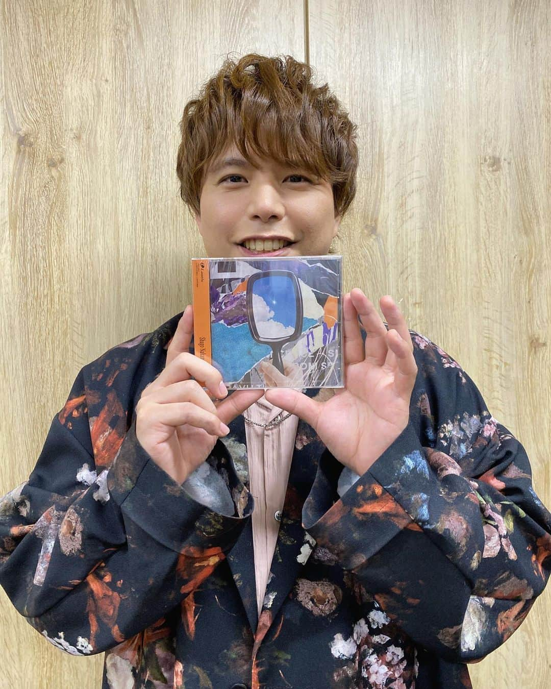 仲村宗悟さんのインスタグラム写真 - (仲村宗悟Instagram)「. 🎉ミニアルバム「変身」本日発売🎉  全6曲全て新曲となり、うち5曲は仲村宗悟の作詞作曲です✨ 6曲多種多様な楽曲が収録されておりますので、ぜひ繰り返し沢山聴いてください♪ 感想は #仲村宗悟変身 でポストお願いいたします🥳（スタッフ）  #仲村宗悟変身 #ときどき1しゅうご」12月13日 17時03分 - nakamura_shugo_official