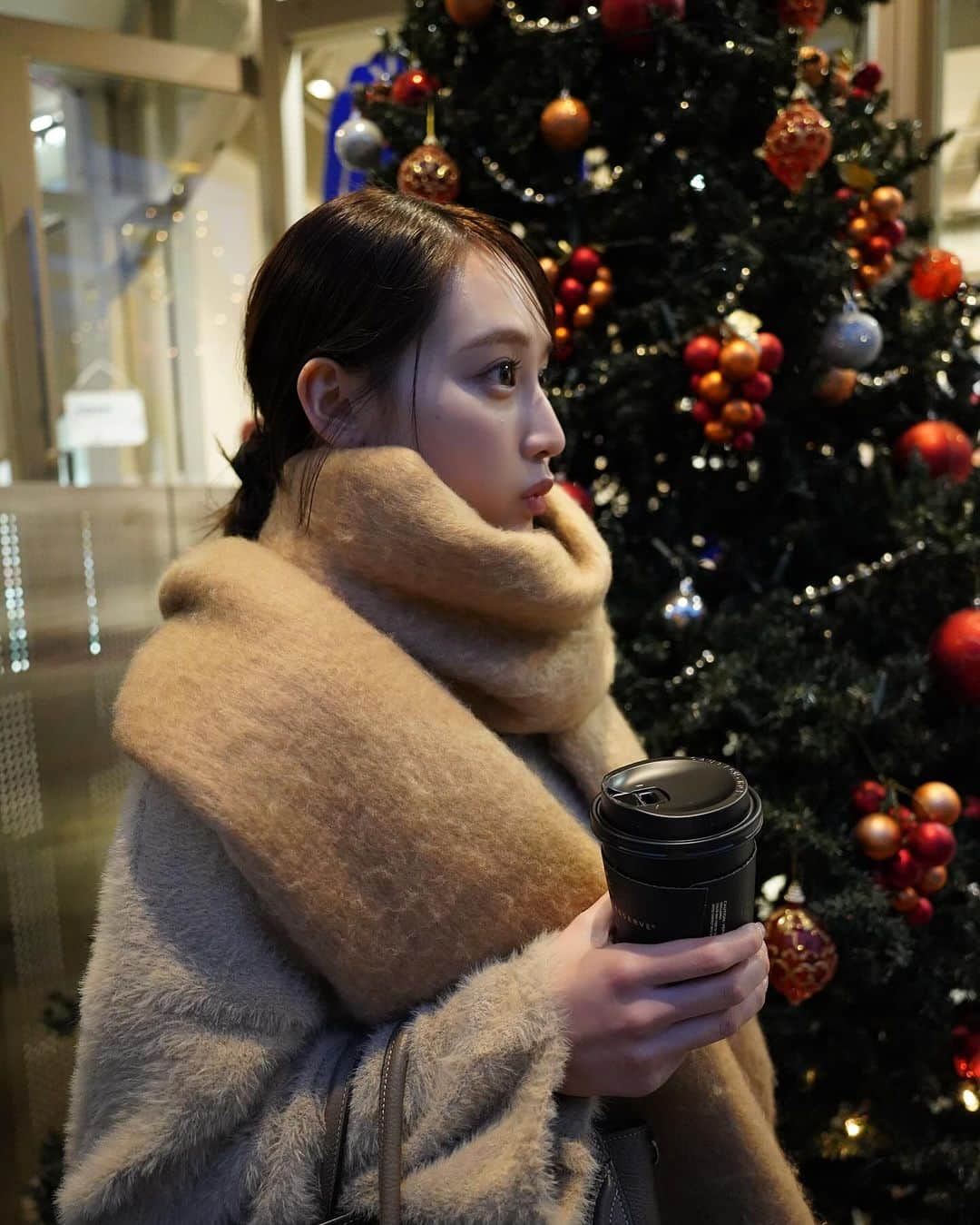 よねいはるかさんのインスタグラム写真 - (よねいはるかInstagram)「Christmas mood.  街中がクリスマスでキラキラ🎄💫  着ているマフラーとトップスはようやく今日からリリースです🎅🏻 @le.ema_official」12月13日 17時14分 - rabbit____2