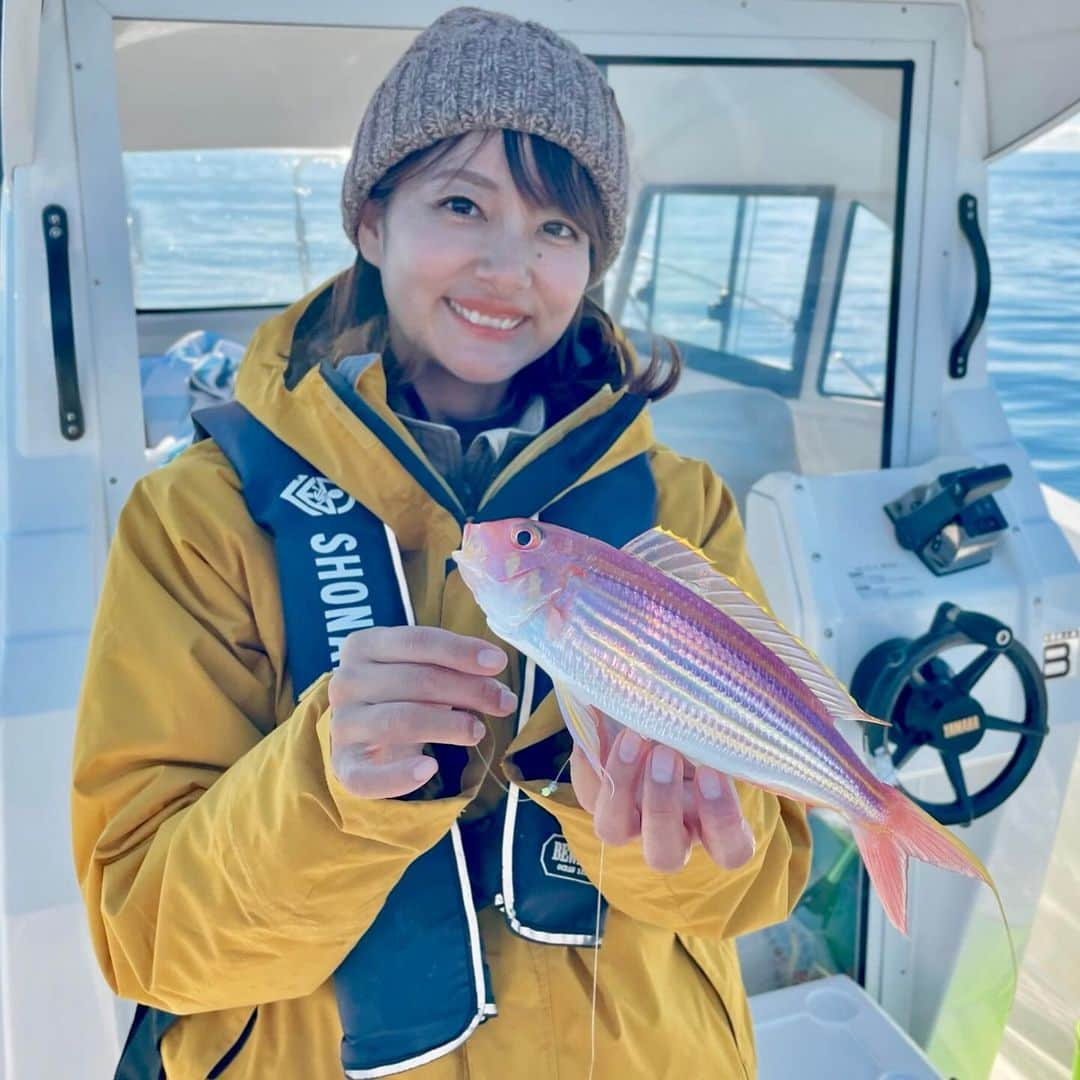 晴山由梨のインスタグラム：「先日相模湾での釣りの後に江の島に上陸して、 シーキャンドルのイルミネーションへ🎄✨  江の島シーキャンドルのイルミネーションは 相模湖、足利と並ぶ関東三大イルミネーションに 認定されているんだとか🔔！ 昼とはまた違った景色でロマンチックな空間でした🌙  同じエリアにあるフレンチトースト専門店の フレンチトーストも美味しかった🥰  #相模湾 #江の島 #江の島シーキャンドル #イルミネーション #ロンカフェ #フレンチトースト #釣り旅」