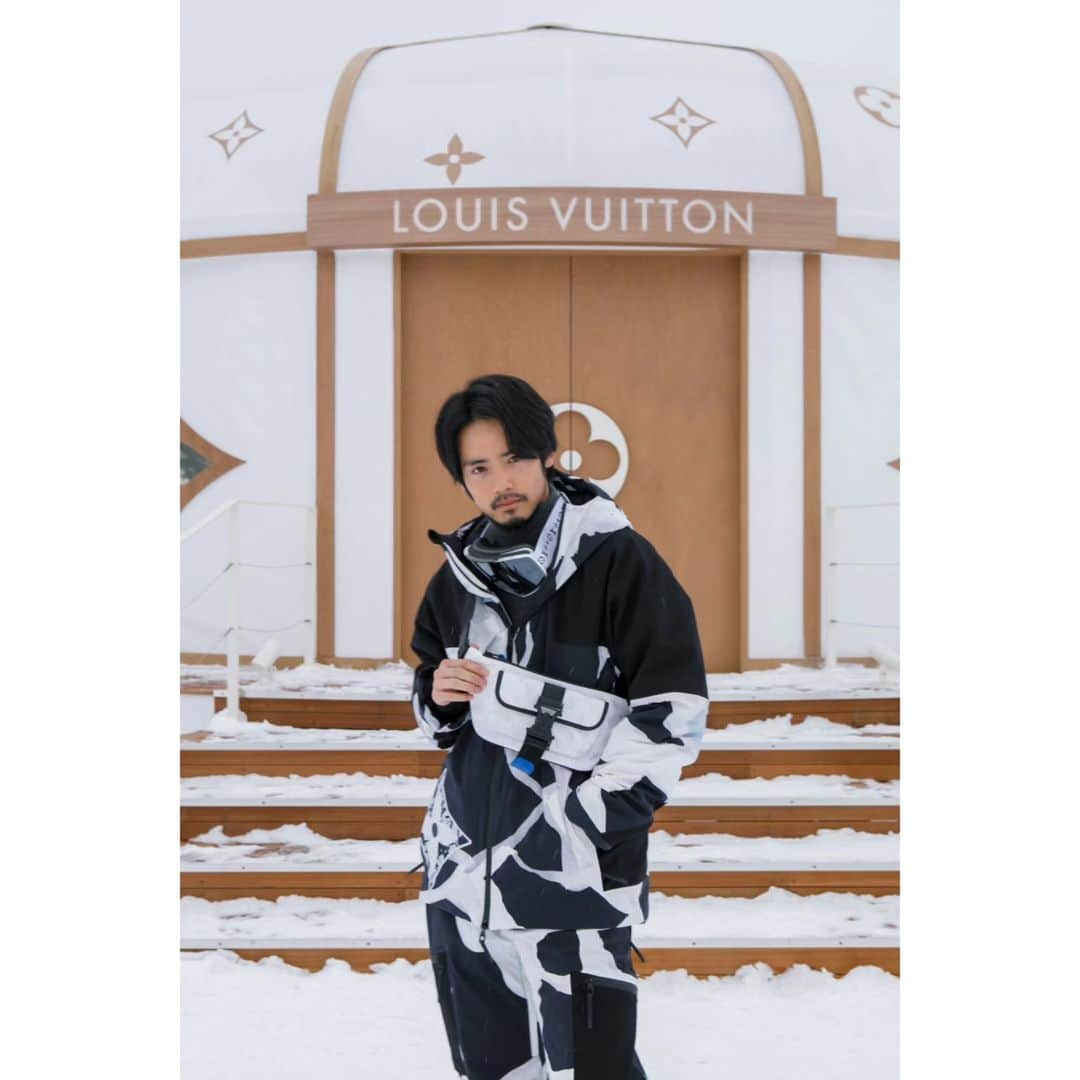 赤楚衛二のインスタグラム：「Thank you @louisvuitton ルイ･ヴィトン ニセコ ウィンターリゾート ポップアップストアにご招待いただきました！ 白銀世界のLV仕様のゴンドラにユルト、とっても素敵でした😊 LV SKIはデザインも機能性も最高でした🙌  #invitedbyLouisVuitton #LouisVuitton #LVSki #LVNiseko #LVFashion」