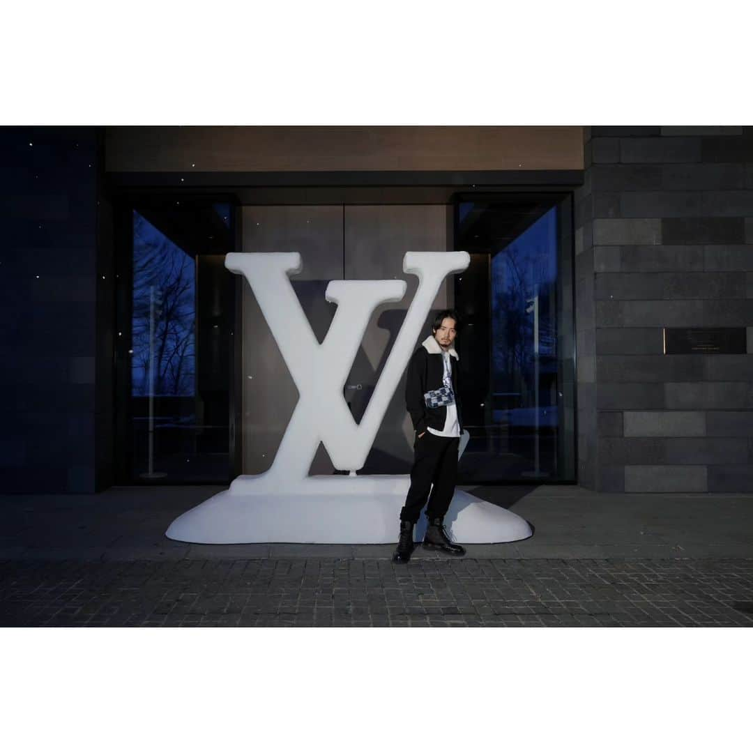 赤楚衛二さんのインスタグラム写真 - (赤楚衛二Instagram)「Thank you @louisvuitton ルイ･ヴィトン ニセコ ウィンターリゾート ポップアップストアにご招待いただきました！ 白銀世界のLV仕様のゴンドラにユルト、とっても素敵でした😊 LV SKIはデザインも機能性も最高でした🙌  #invitedbyLouisVuitton #LouisVuitton #LVSki #LVNiseko #LVFashion」12月13日 17時10分 - akasoeiji