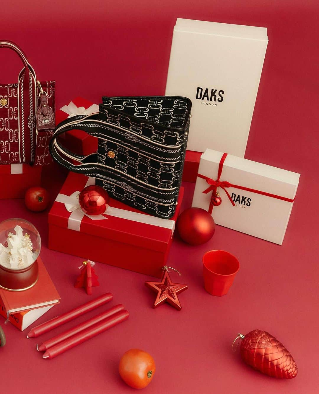 DAKS Koreaさんのインスタグラム写真 - (DAKS KoreaInstagram)「HAPPY DAKS HOLIDAY⛄️🎄  올 한 해 감사했던 분들에게 전하는 따뜻한 사랑과 애정의 마음에 #닥스 가 추천하는 아이템을 더해보세요! 연말 선물도 역시 닥스!  #DAKS #닥스선물 #연말선물 #해피닥스기프트」12月13日 17時11分 - dakskorea_accessories