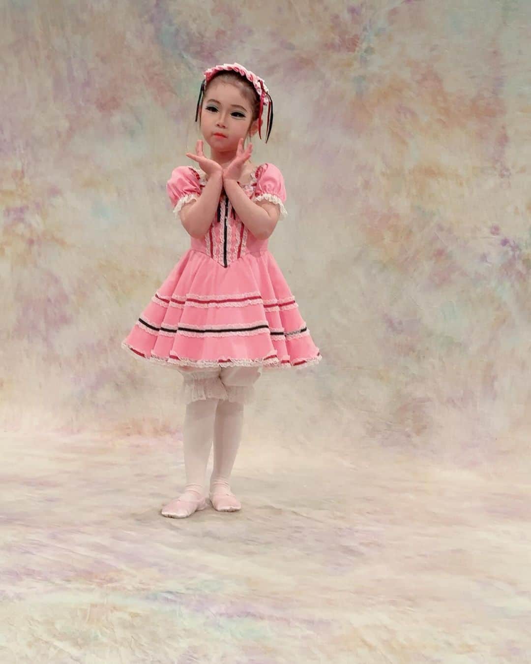 香織さんのインスタグラム写真 - (香織Instagram)「初めてのバレエ発表会🦢✨ 習い始めて2年弱、、発表会の練習を5ヶ月間頑張りました！ 4歳の娘にはかなりハードなスケジュールだったと思うけど間違わずにしっかり踊れてました✨感動🥹 これからも頑張ってね☺️  #バレエ#バレエ発表会」12月13日 17時16分 - kaorin47