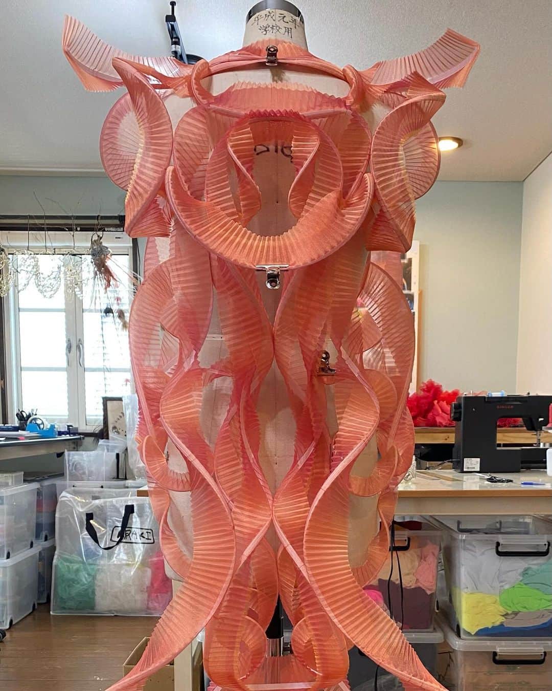 ARAKI SHIROさんのインスタグラム写真 - (ARAKI SHIROInstagram)「-spiral costume making/coral×white ver.- The custom-made costume would be all constructed with the spiral pleated parts. I am really interested in the process of controlling spiral details into organic shapes.  #ARAKISHIRO  #emergingdesigner #upnextdesigner #emergingfashion #conceptualfashion #upcomingdesigner #sculptural」12月13日 17時20分 - arakishiro