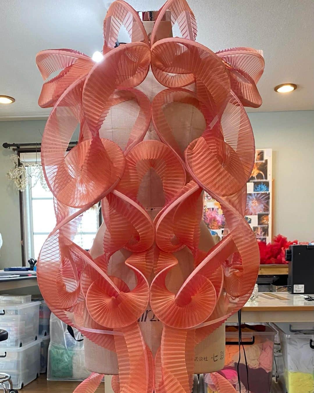 ARAKI SHIROさんのインスタグラム写真 - (ARAKI SHIROInstagram)「-spiral costume making/coral×white ver.- The custom-made costume would be all constructed with the spiral pleated parts. I am really interested in the process of controlling spiral details into organic shapes.  #ARAKISHIRO  #emergingdesigner #upnextdesigner #emergingfashion #conceptualfashion #upcomingdesigner #sculptural」12月13日 17時20分 - arakishiro